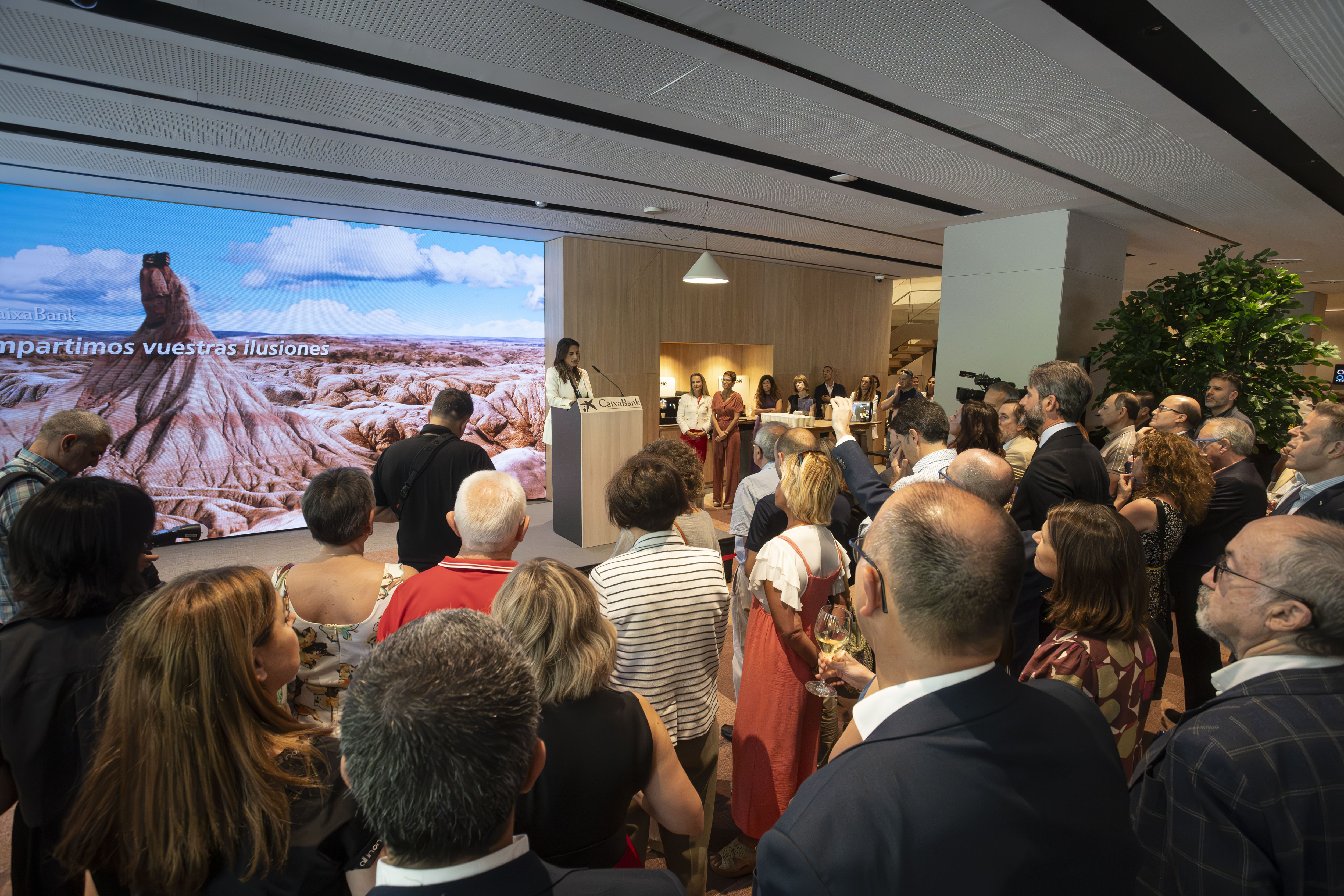 La inauguración del nuevo centro "all in one" ha congregado a más de 300 personas
