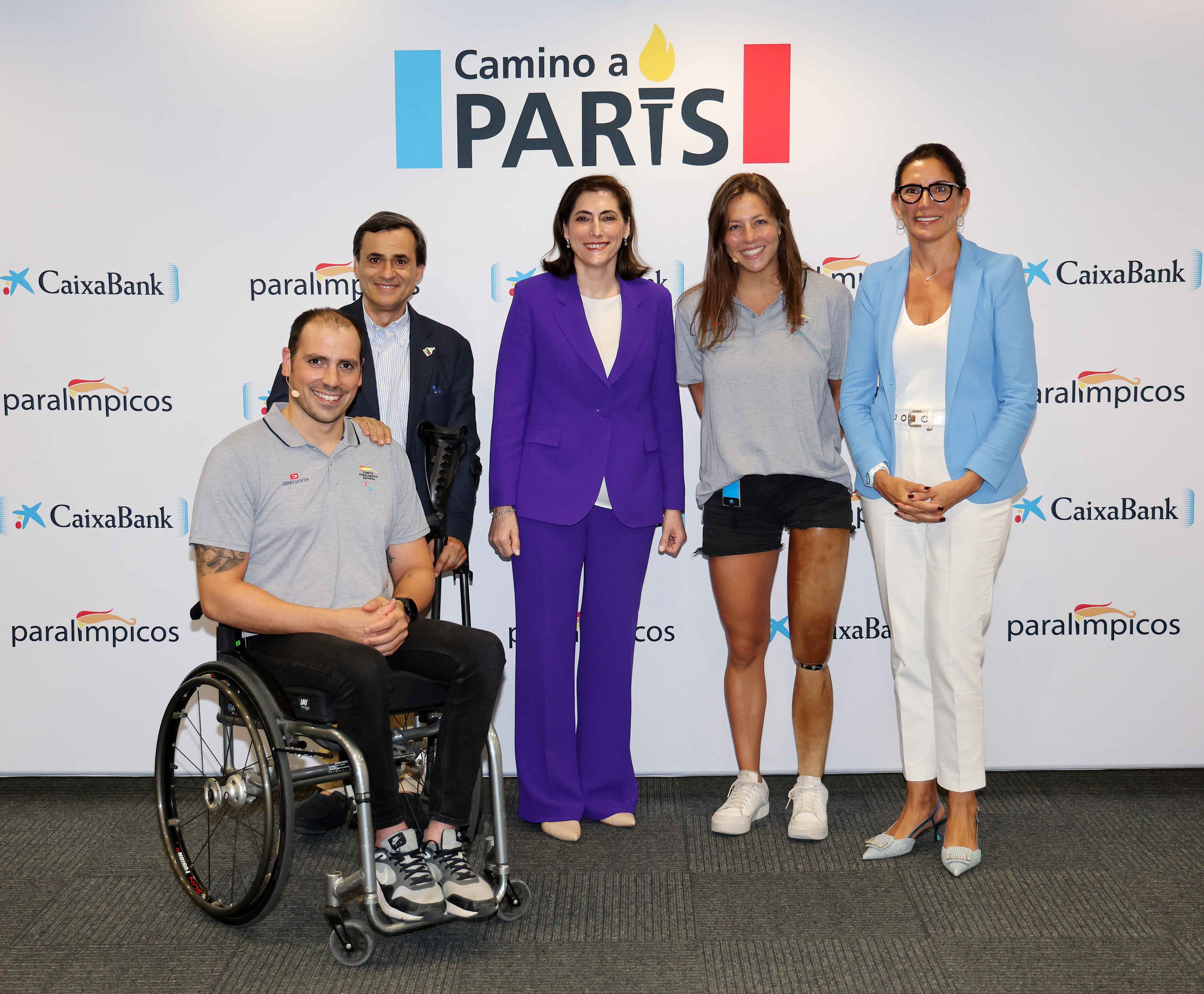 Maria Luisa Martínez, directora de Comunicación y RRII de CaixaBank; Maria Alsina, directora territorial de CaixaBank en Barcelona; y Alberto Jofre, director gerente del Comité Paralímpico Español; han acompañado a Toni Ponce y Núria Marquès en su ‘Camino a París’.