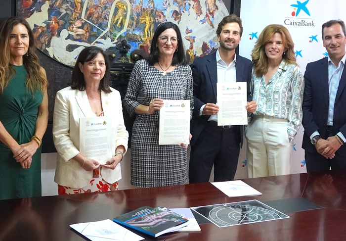 La rectora de la Universidad, María Antonia Peña; el director comercial de CaixaBank en Huelva y Cádiz, Paco Ramos; el director del área de negocio Huelva Capital y Costa de CaixaBank, Sergio Santos; y la presidenta del Colegio de Médicos de Huelva, Mercedes Ramblado, han sido los encargados de suscribir el acuerdo.