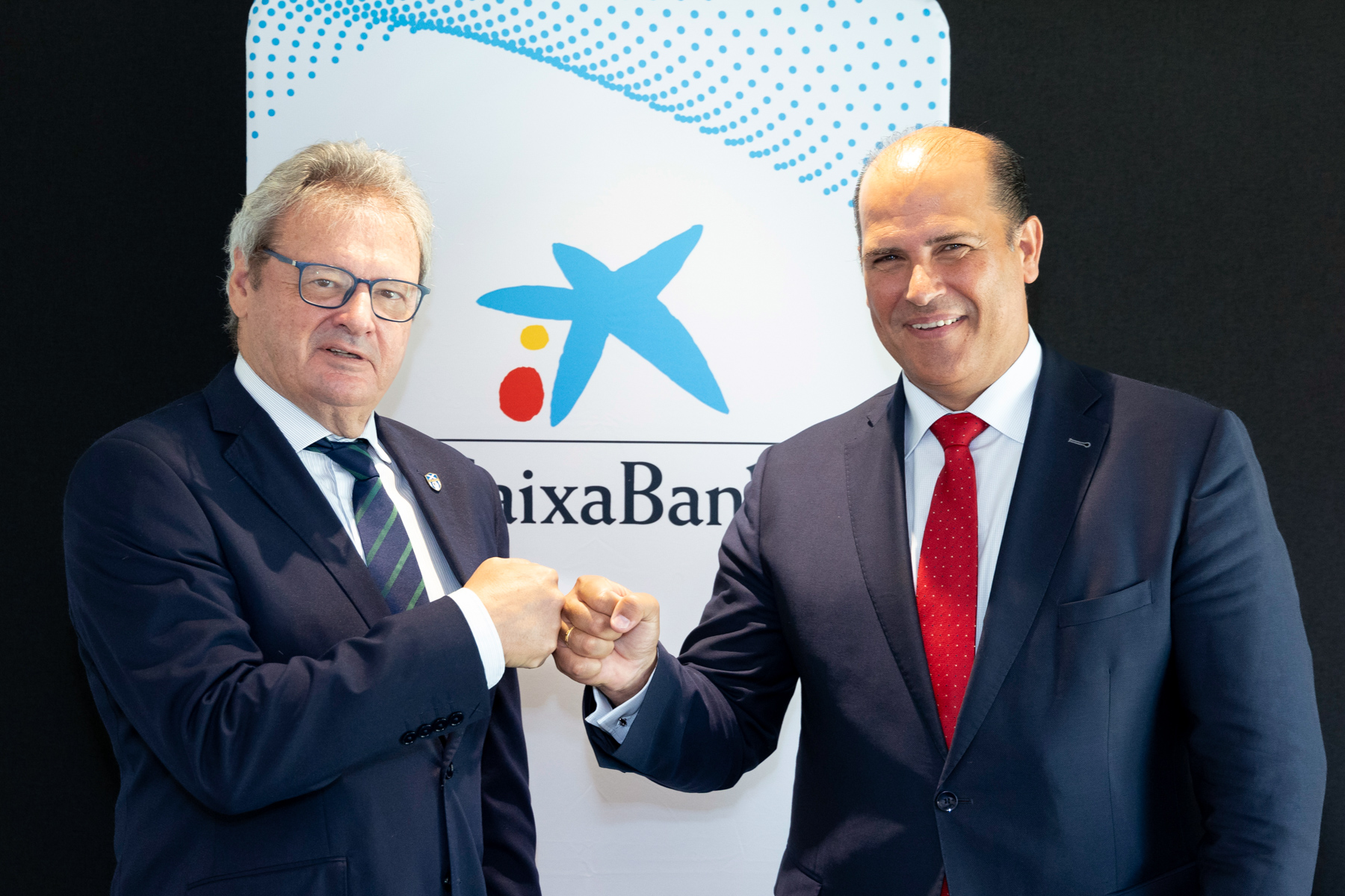 El presidente de la UD Tenerife, Sergio Batista, y el director territorial de CaixaBank en Canarias, Manuel Afonso, durante la firma de este nuevo acuerdo.