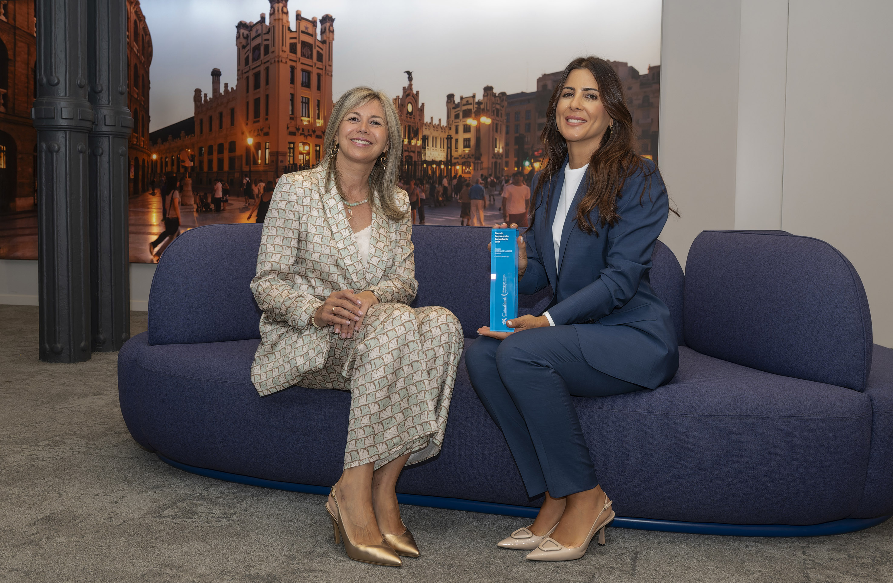 Pie de foto (de izda. a dcha.): Olga García, directora territorial de CaixaBank en la Comunidad Valenciana y Región de Murci, y Zulema Beresaluce, directora general de Aceitunas Cazorla.