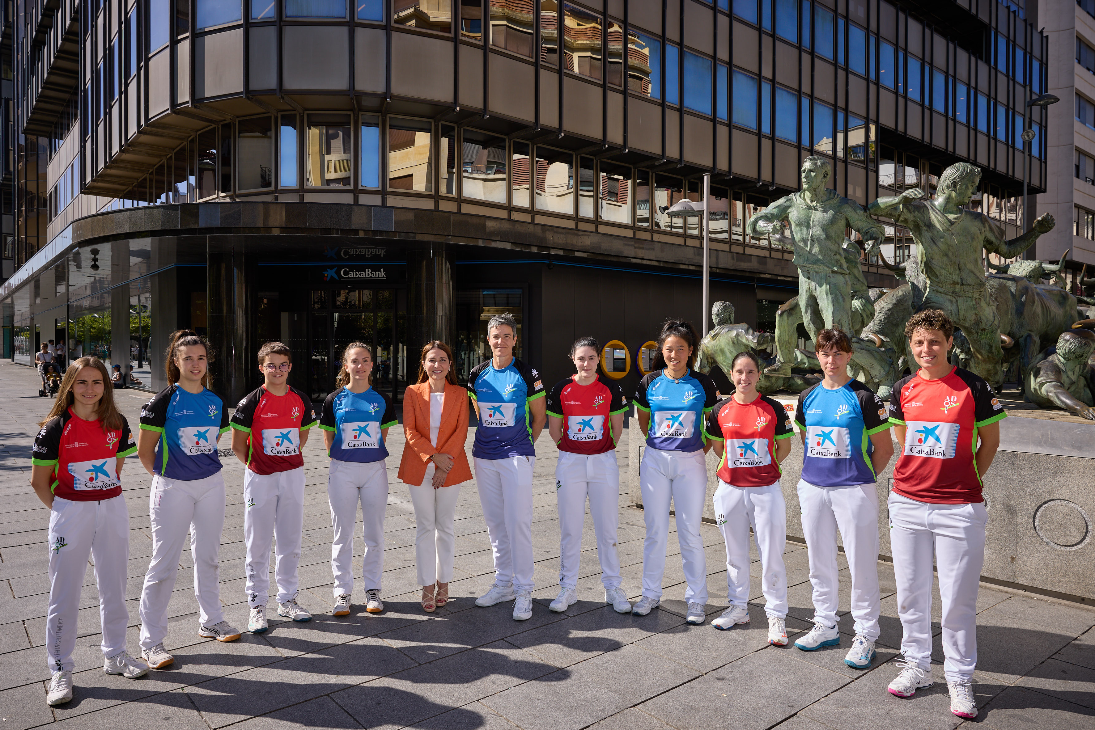 Las pelotaris que competirán en el Udara CaixaBank junto a Itziar Egaña, directora comercial de Navarra de la entidad financiera