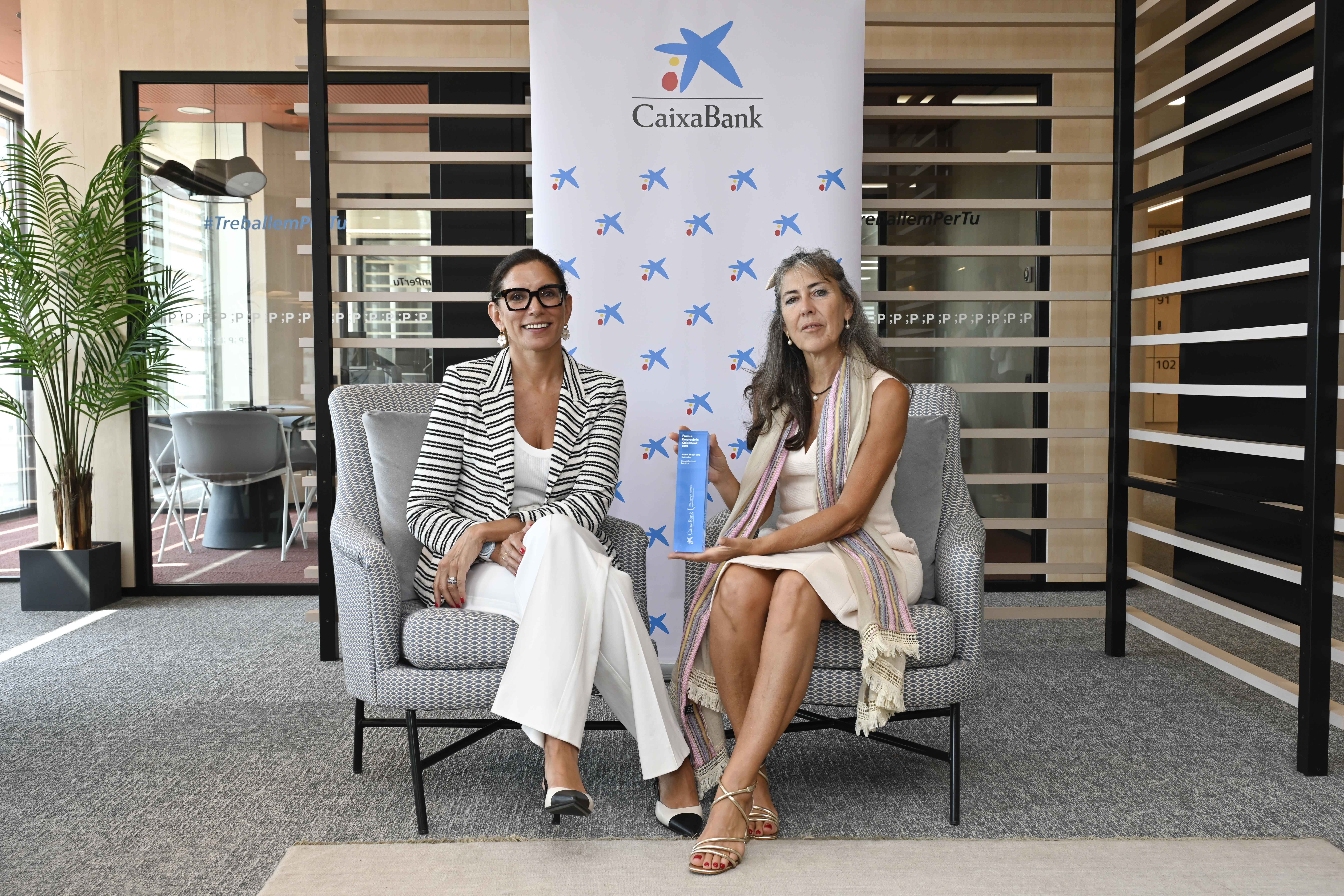De izquierda a derecha: Maria Alsina, directora territorial de CaixaBank en Barcelona, y Marta Antich (melena larga), socia administradora y directora científica y embrióloga, de Fertilab Institut Català de Fertilitat.