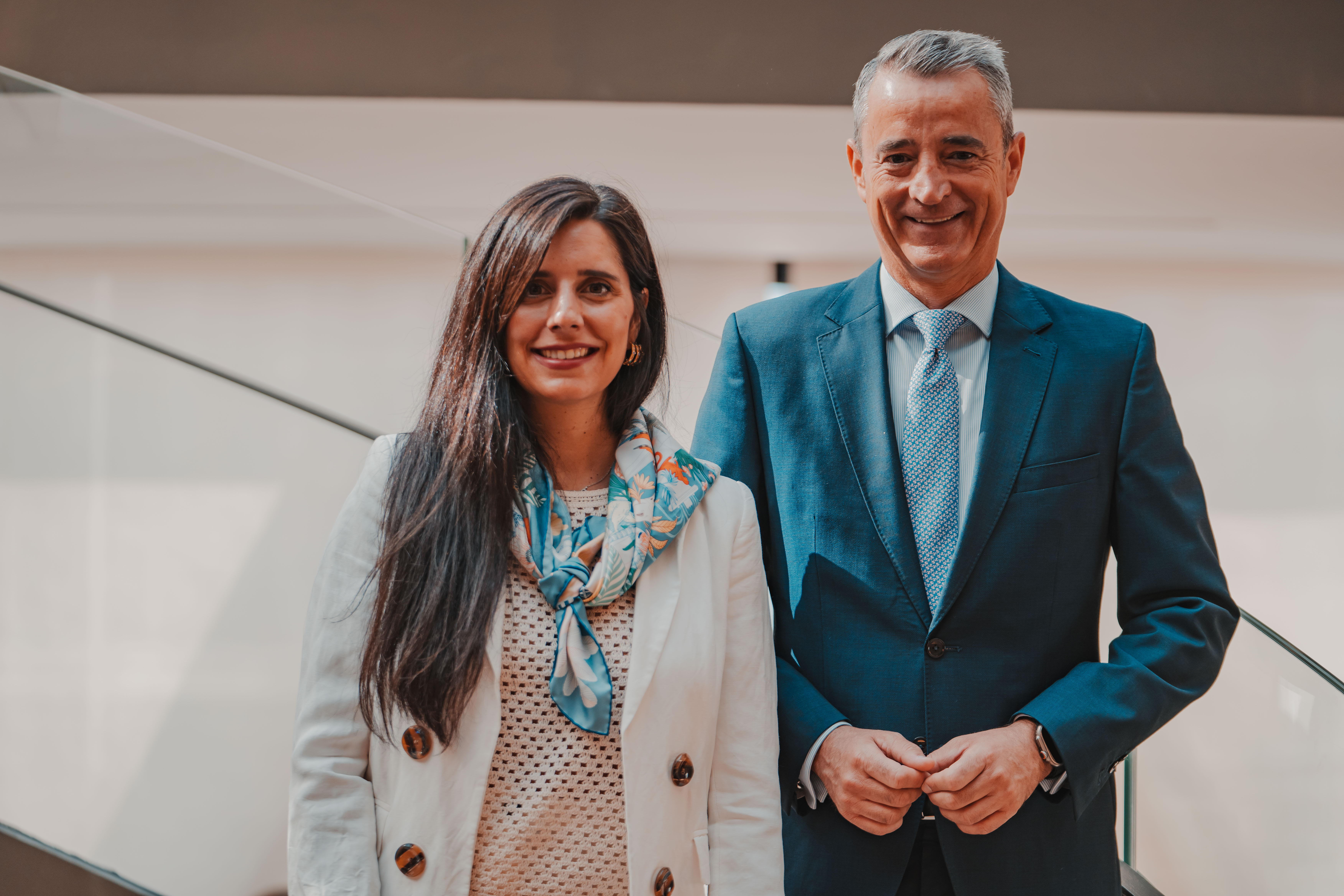 La CEO y cofundadora de Komvida Kombucha, Beatriz Magro, y el director territorial de CaixaBank en Castilla-La Mancha y Extremadura, Juan Luis Vidal.