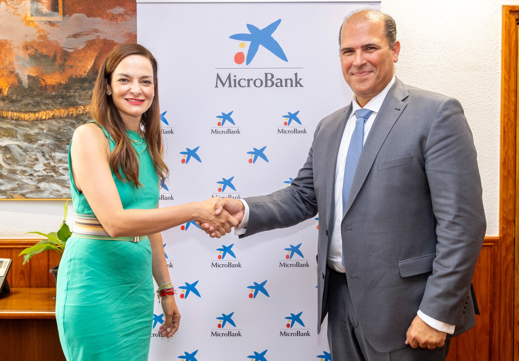 La alcaldesa de Arona, Fátima Lemes, y el director territorial de CaixaBank en Canarias, Manuel Afonso, durante la firma del acuerdo.