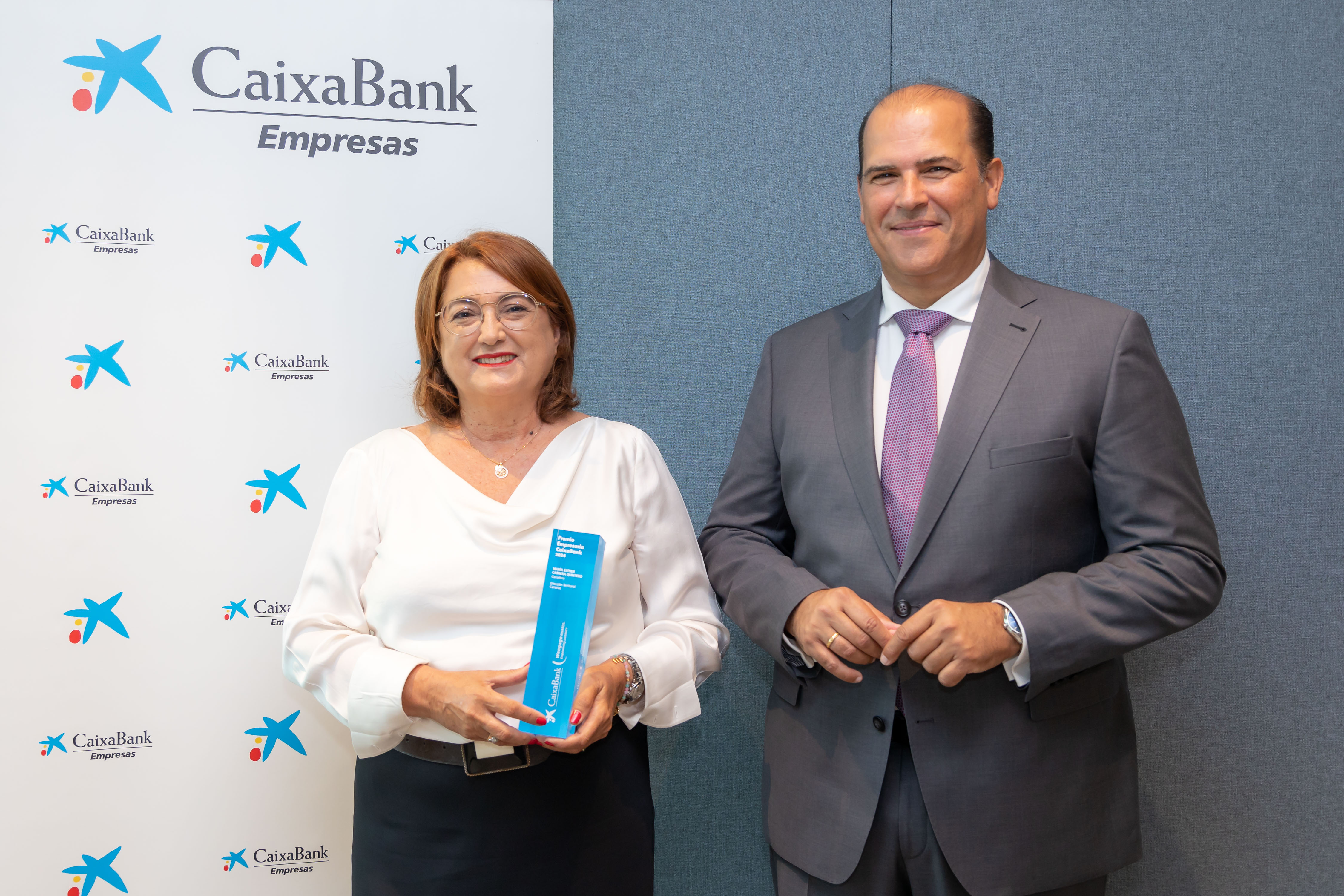 Esther Cabrera, ganadora del ‘CaixaBank Premio Empresaria’, y Manuel Afonso, director territorial de CaixaBank en Canarias.