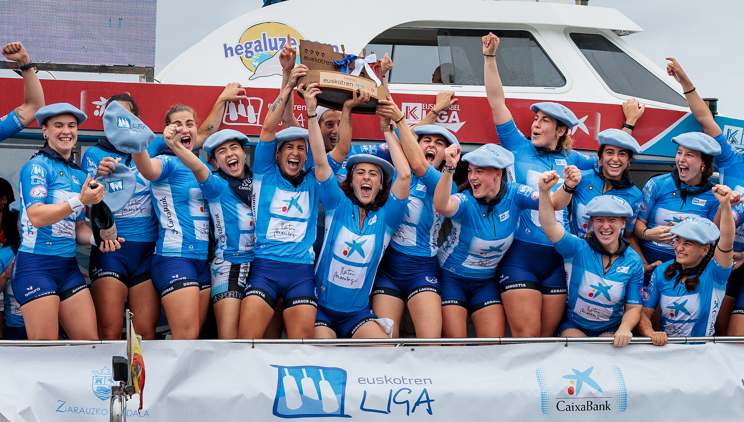 Las remeras de Arraun Lagunak con el maillot de campeonas de CaixaBank