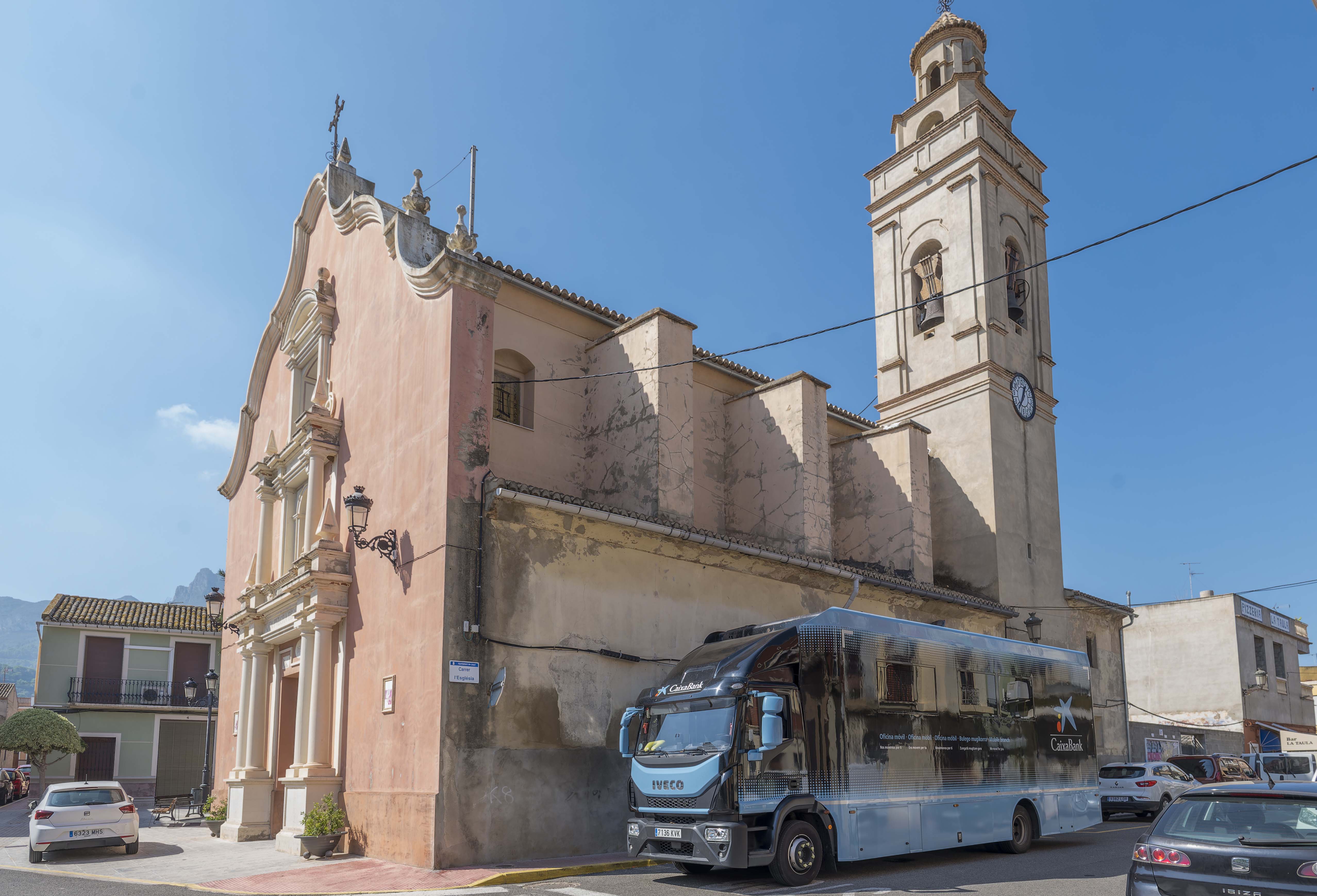 Imagen del ofimóvil de CaixaBank en la localidad valenciana de Llaurí.