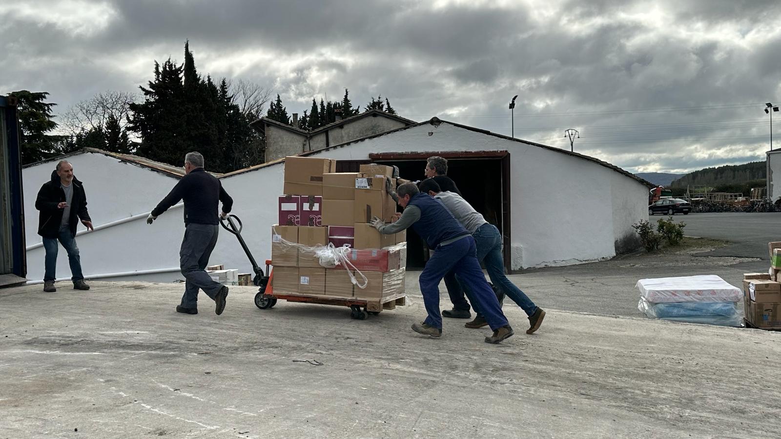 Voluntarios de la ONG Ayuda Contenedores trasladan el material donado por CaixaBank para enviar a países con necesidades extremas