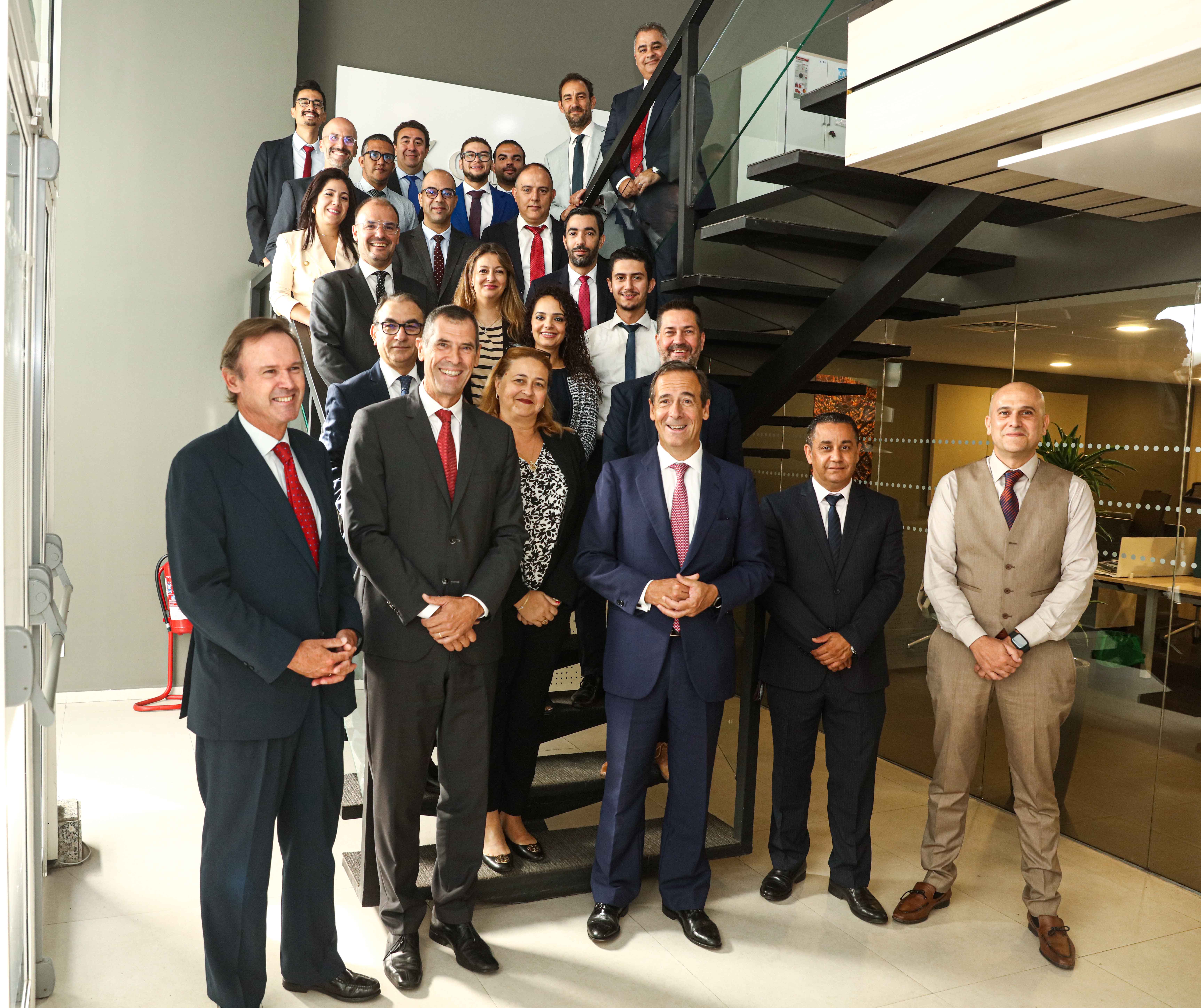 Gonzalo Gortázar, durant la seva visita a l'oficina de CaixaBank a Casablanca.