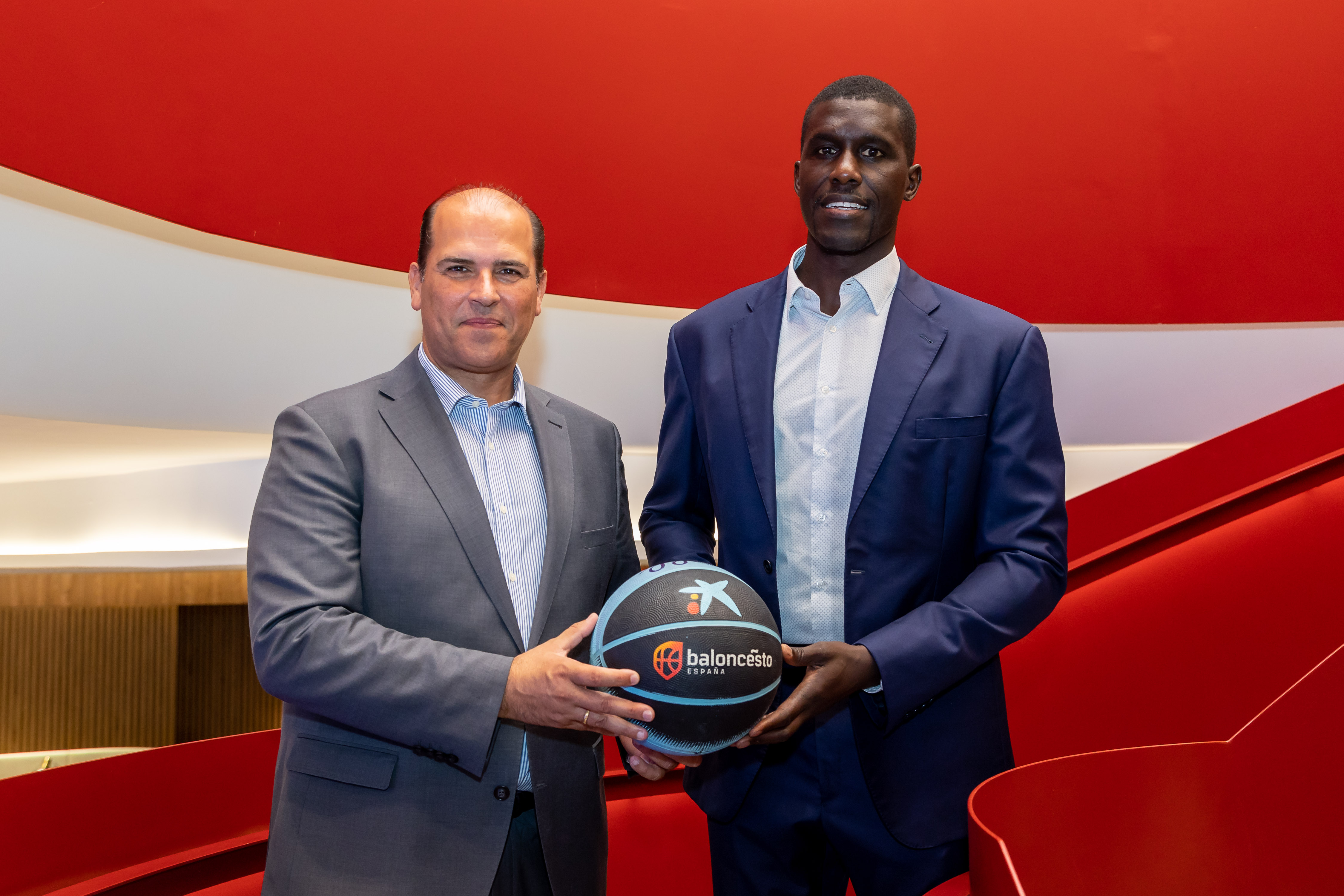 El director territorial de CaixaBank en Canarias, Manuel Afonso, y el presidente del Club Baloncesto Gran Canaria, Sitapha Savané, han presentado el acuerdo.