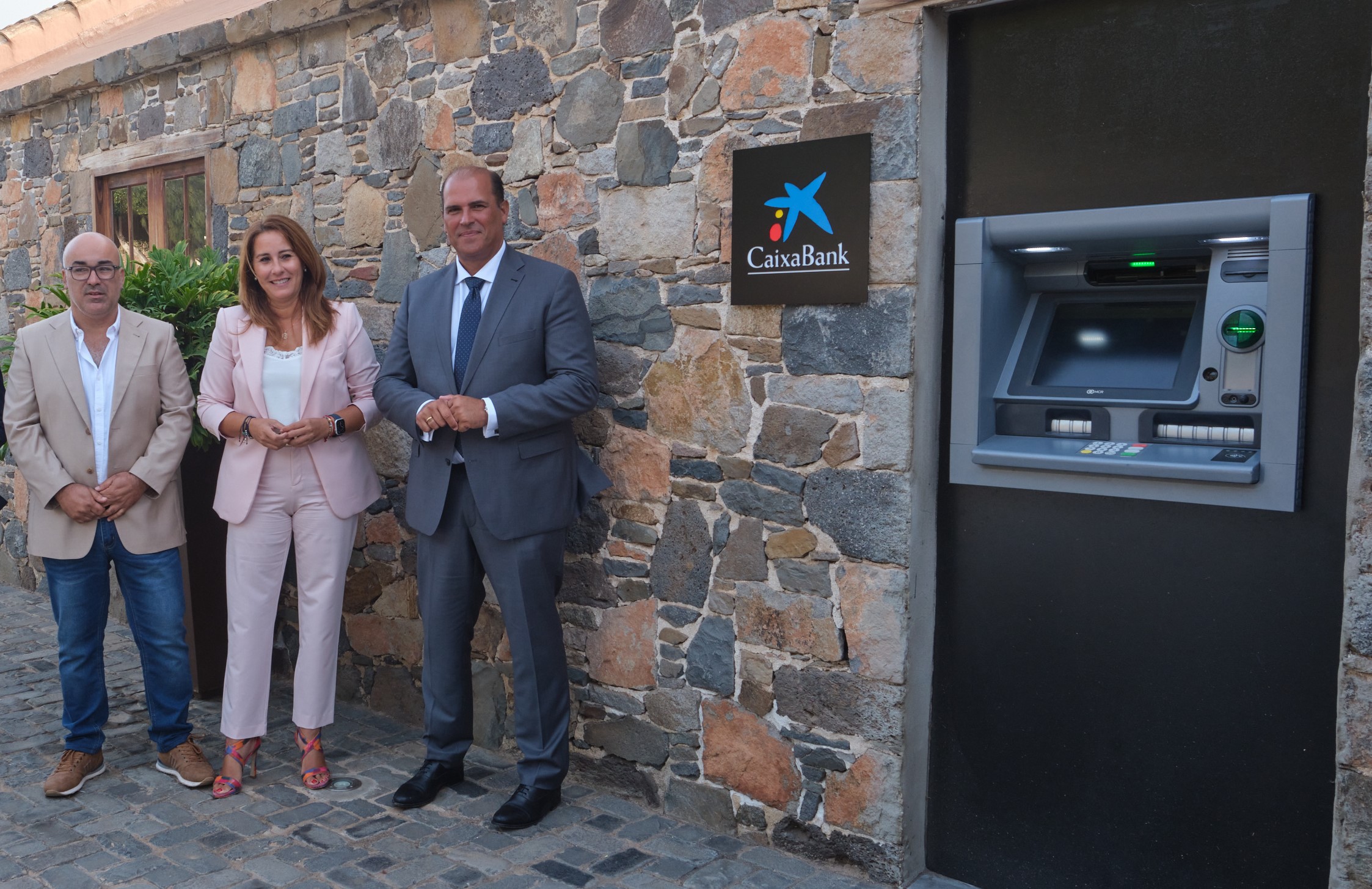 (De izda. a dcha.): el alcalde de Betancuria, Enrique Cerdeña; la presidenta del Cabildo de Fuerteventura, Lola García, y el director territorial de CaixaBank en Canarias, Manuel Afonso.