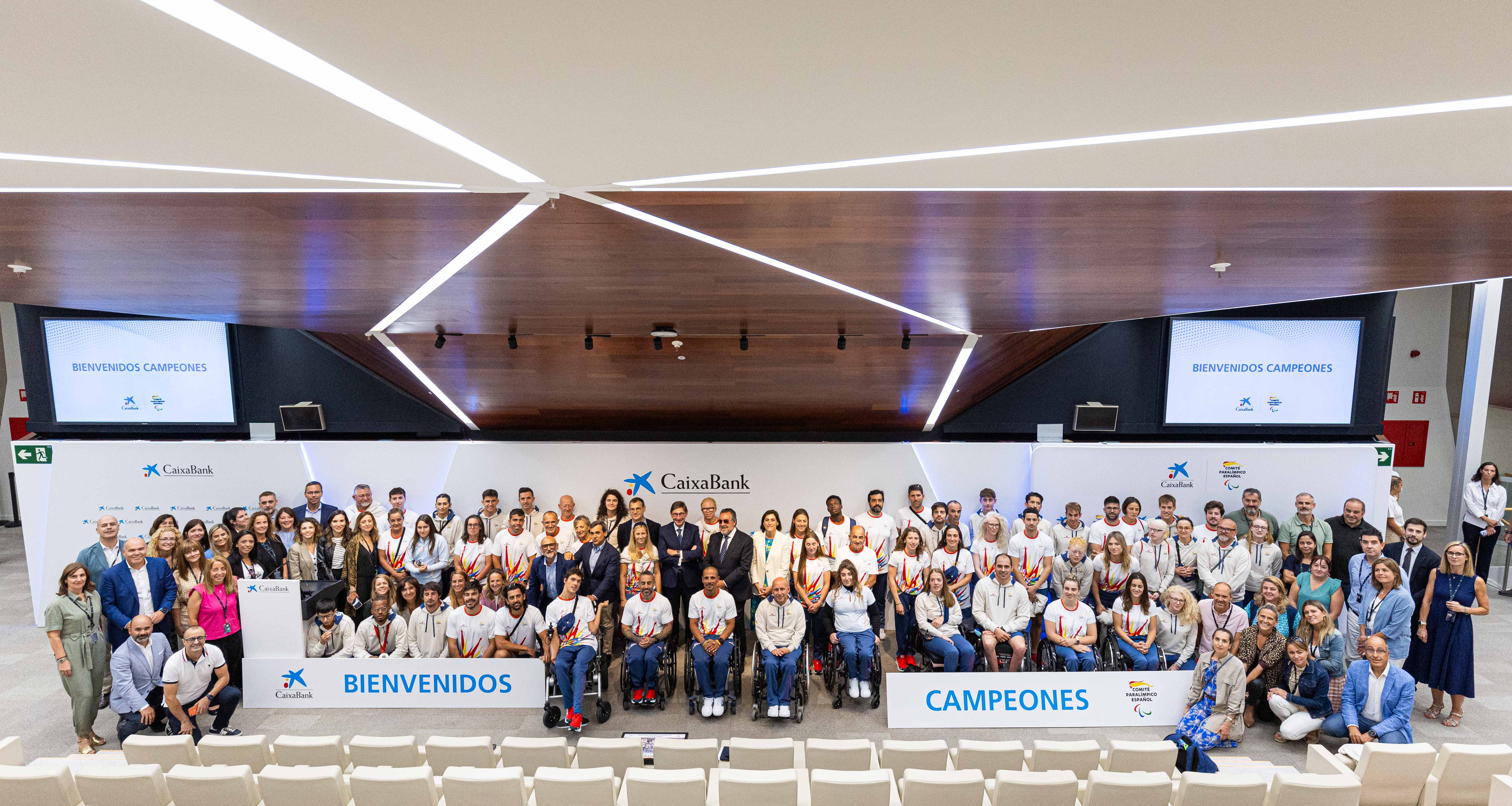 El president de CaixaBank, José Ignacio Goirigolzarri, i el president del CPE, Miguel Carballeda, en l'acte de reconeixement als campions paralímpics que han competit en els recentment clausurats Jocs Paralímpics de París.