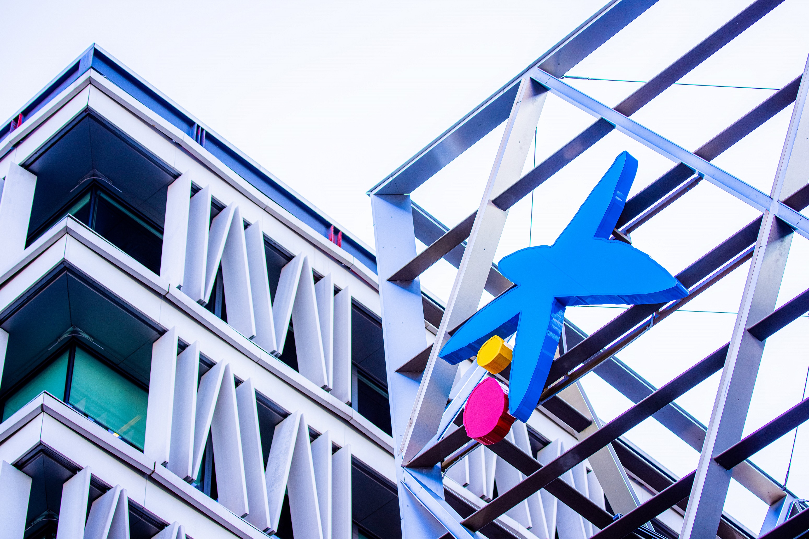 Imagen de un edificio corporativo de CaixaBank.