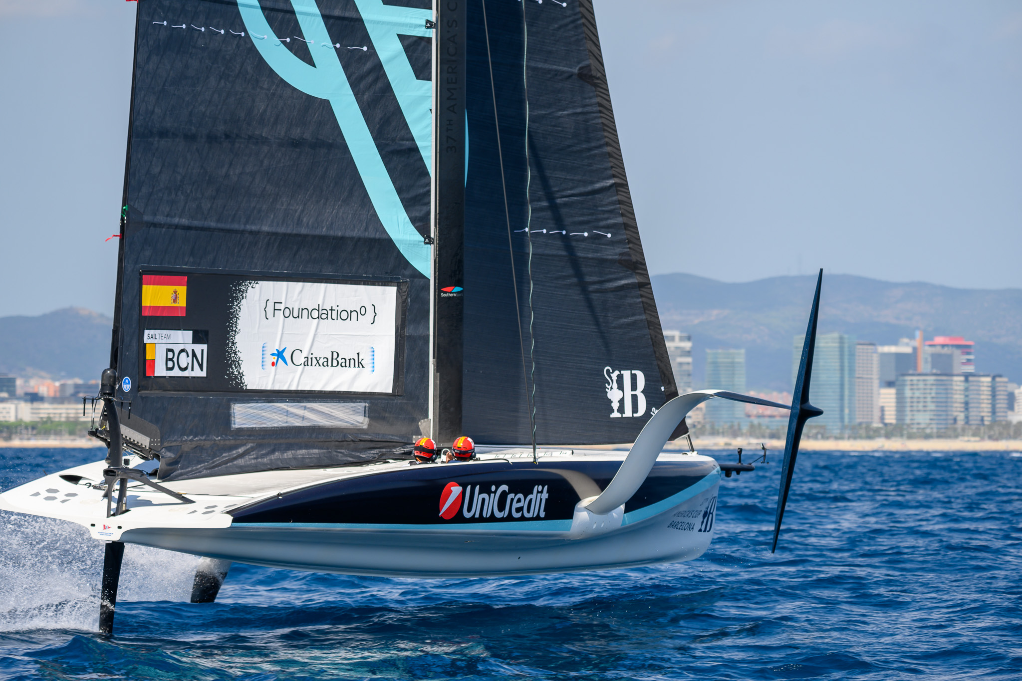 AC40 del Sail Team BCN navegando durante el entrenamiento.