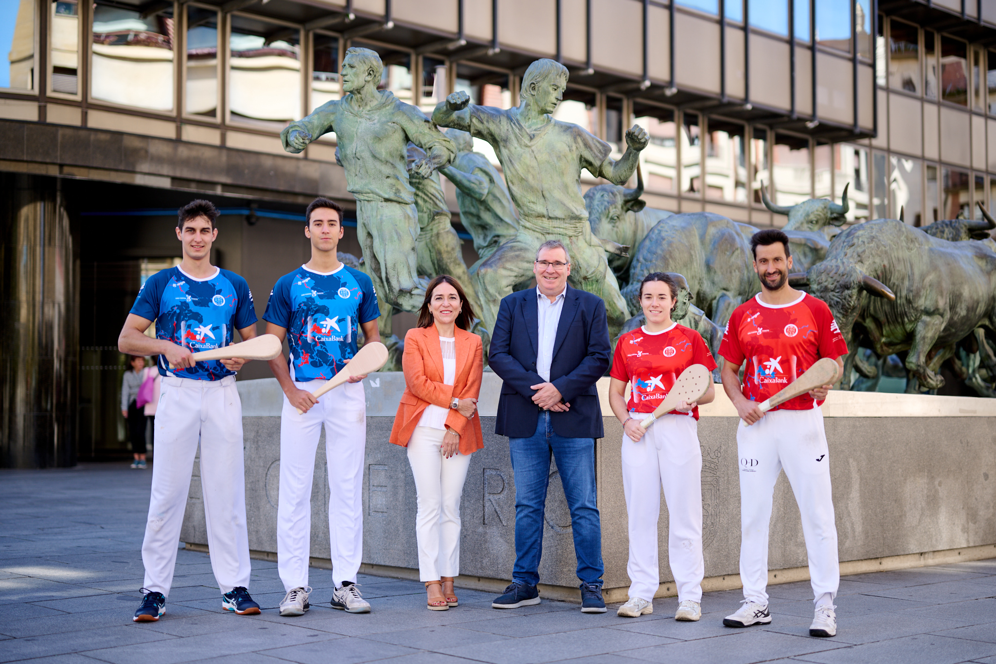 La directora comercial de Navarra, Itziar Egaña, y el presidente de la Federación Navarra de Pelota, Javier Conde, junto a cuatro de los pelotaris que disputarán el torneo