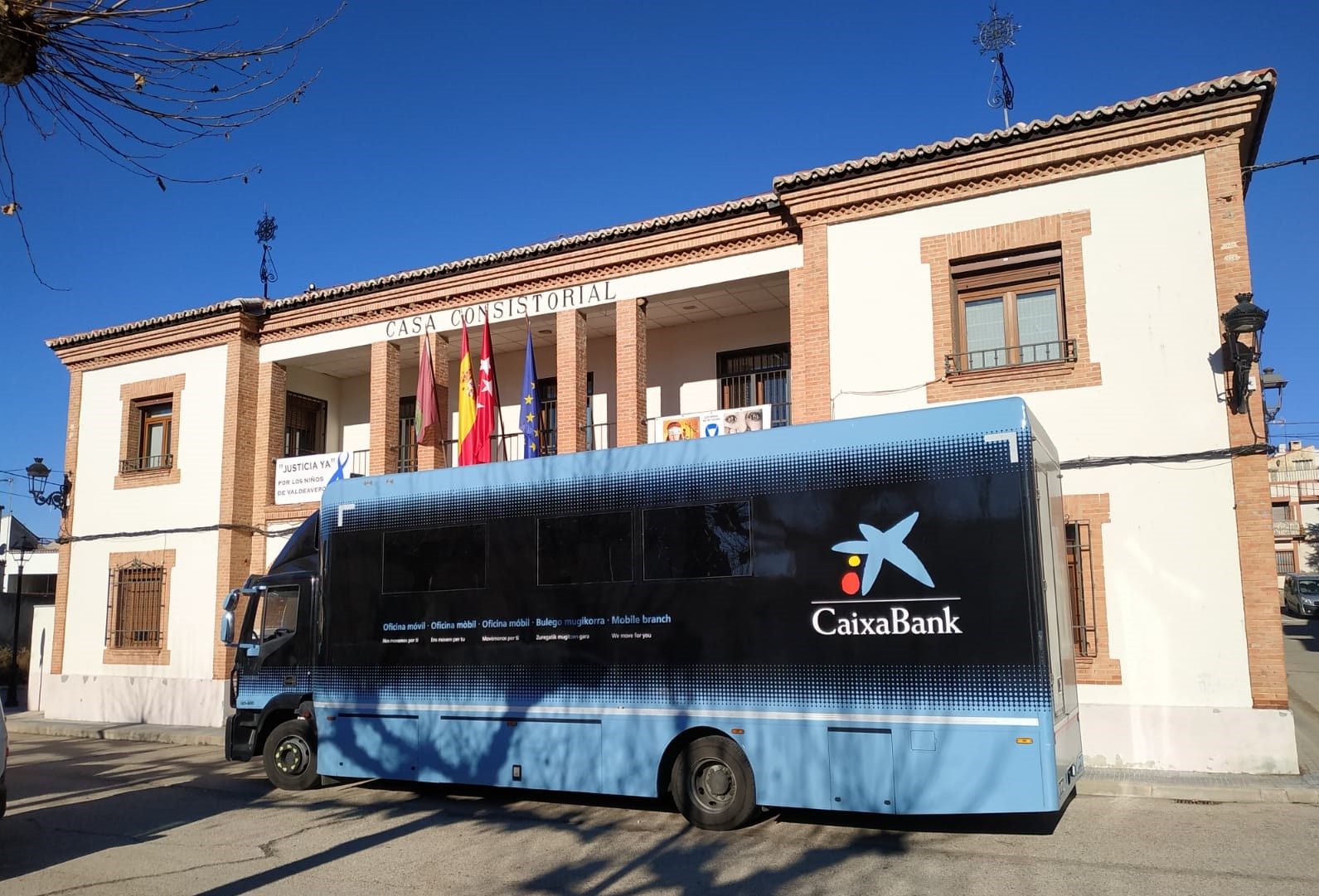 Imagen de la oficina móvil de CaixaBank en la localidad madrileña de Valdeavero.