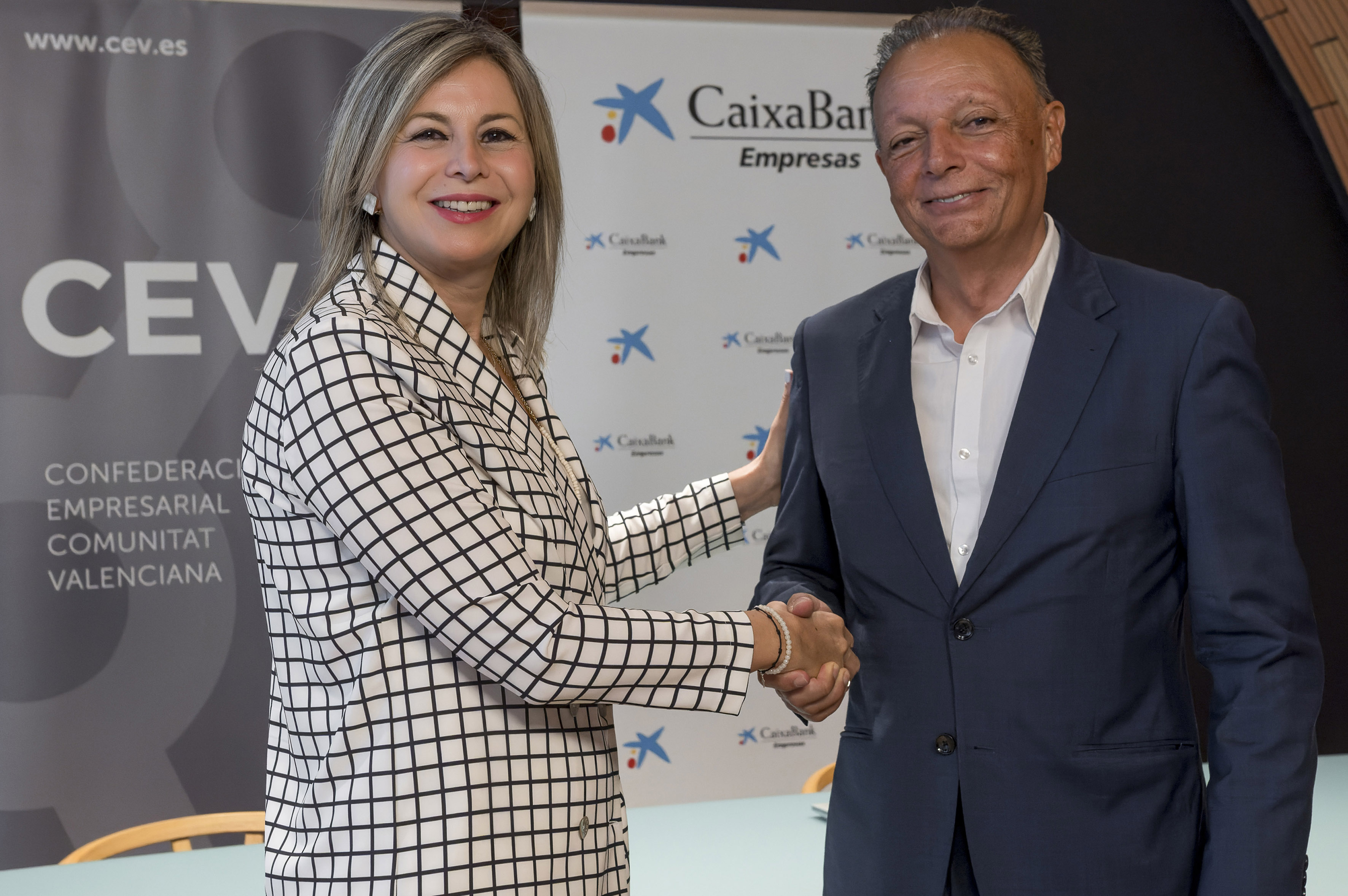 Firma convenio CaixaBank y CEV