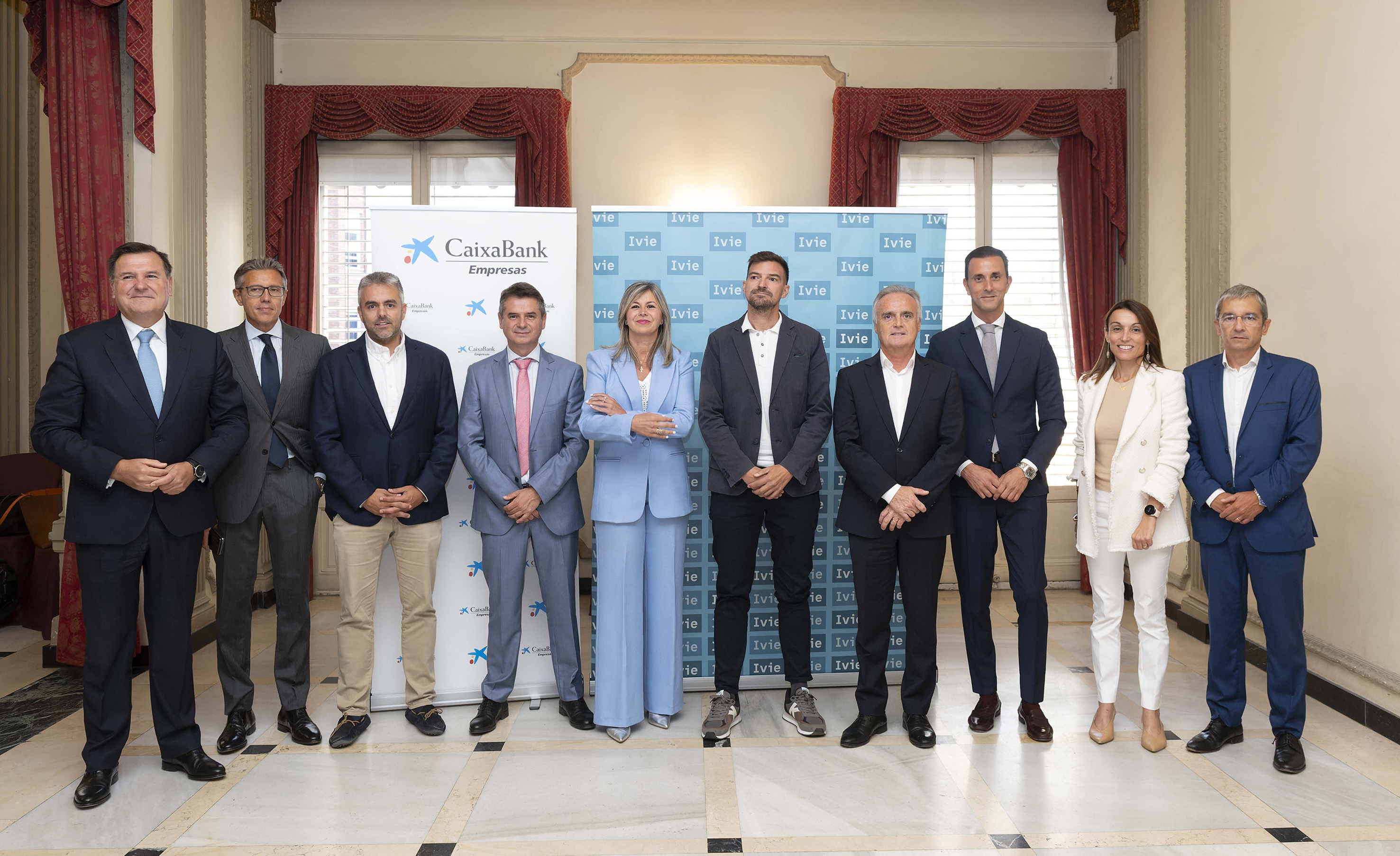Representantes de CaixaBank e Ivie junto a participantes en la jornada