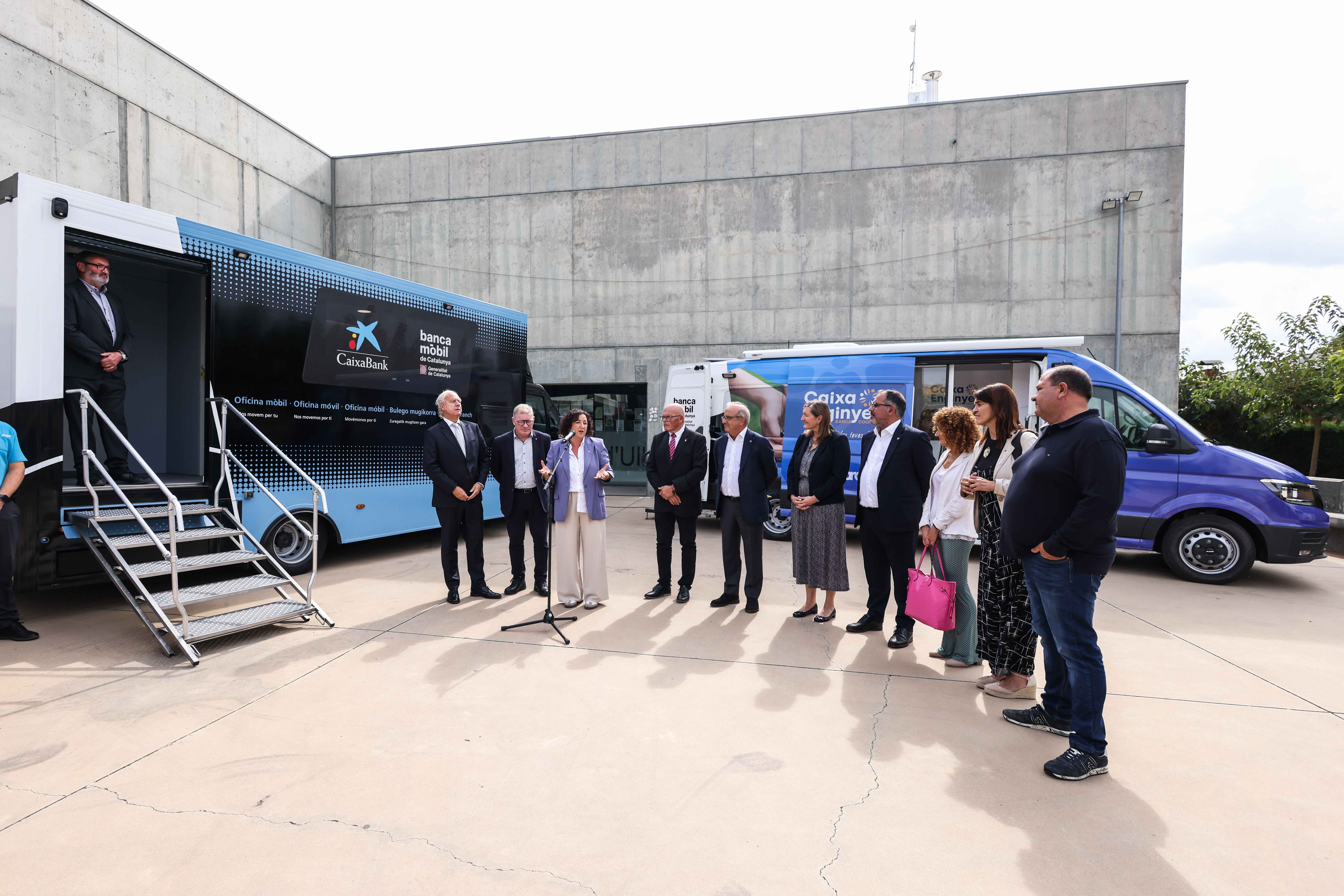 Imagen de la presentación del ofimóvil en la localidad gerundense de Ullà.