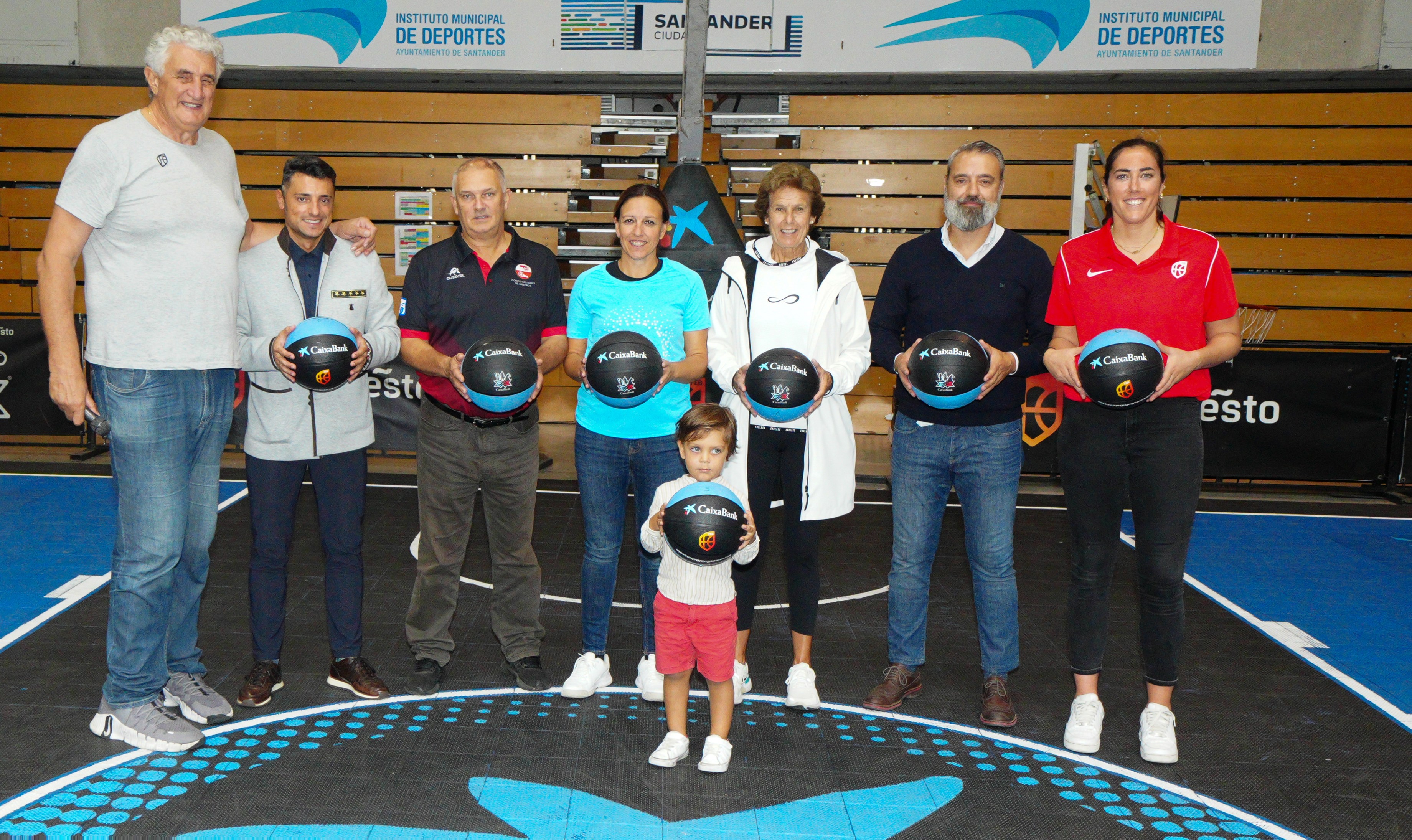 Fernando Romay y Vega Gimeno junto a las autoridades en Santander