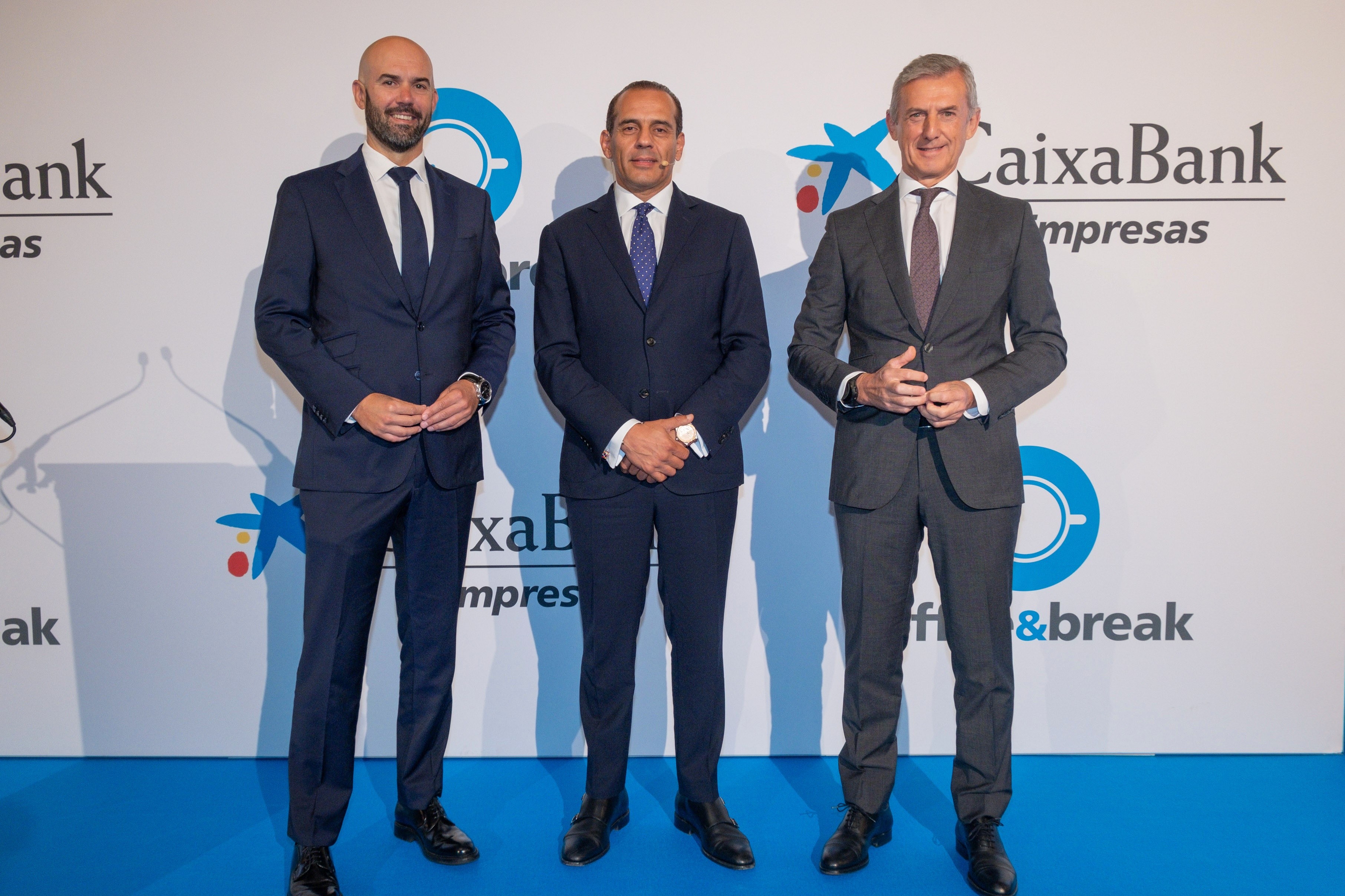 Foto 1 - Lander Rubio, director comercial de empresas, Juan Verde y Juan Pedro Badiola, director territorial norte de CaixaBank en el Coffee Break de Bilbao