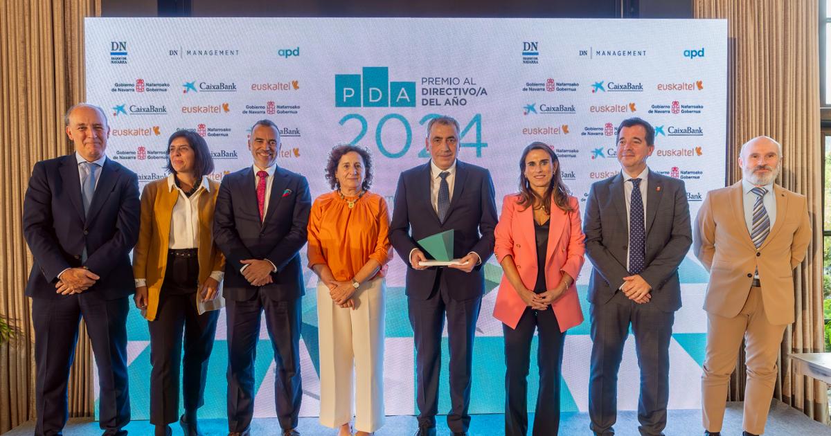 El premiado junto a los organizadores, autoridades y patrocinadores