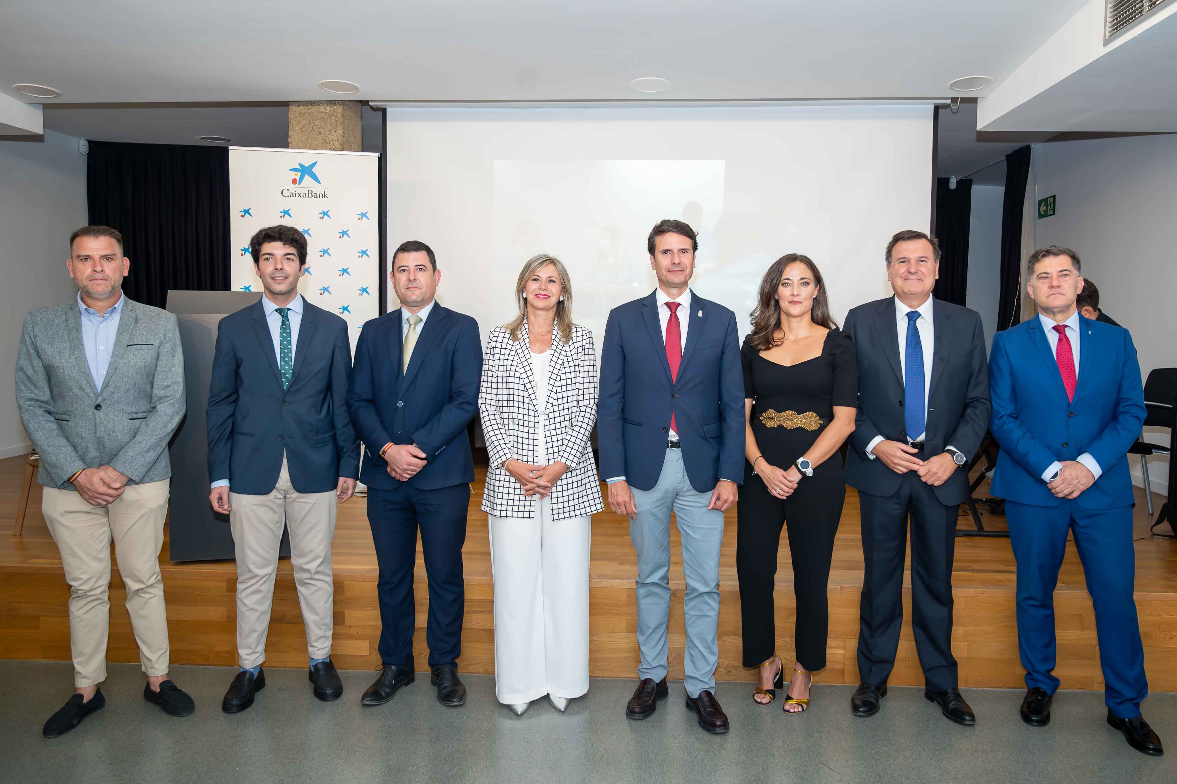 Imagen de las autoridades y directivos de CaixaBank durante la inauguración del centro de Banca de Empresa Murcia Norte.