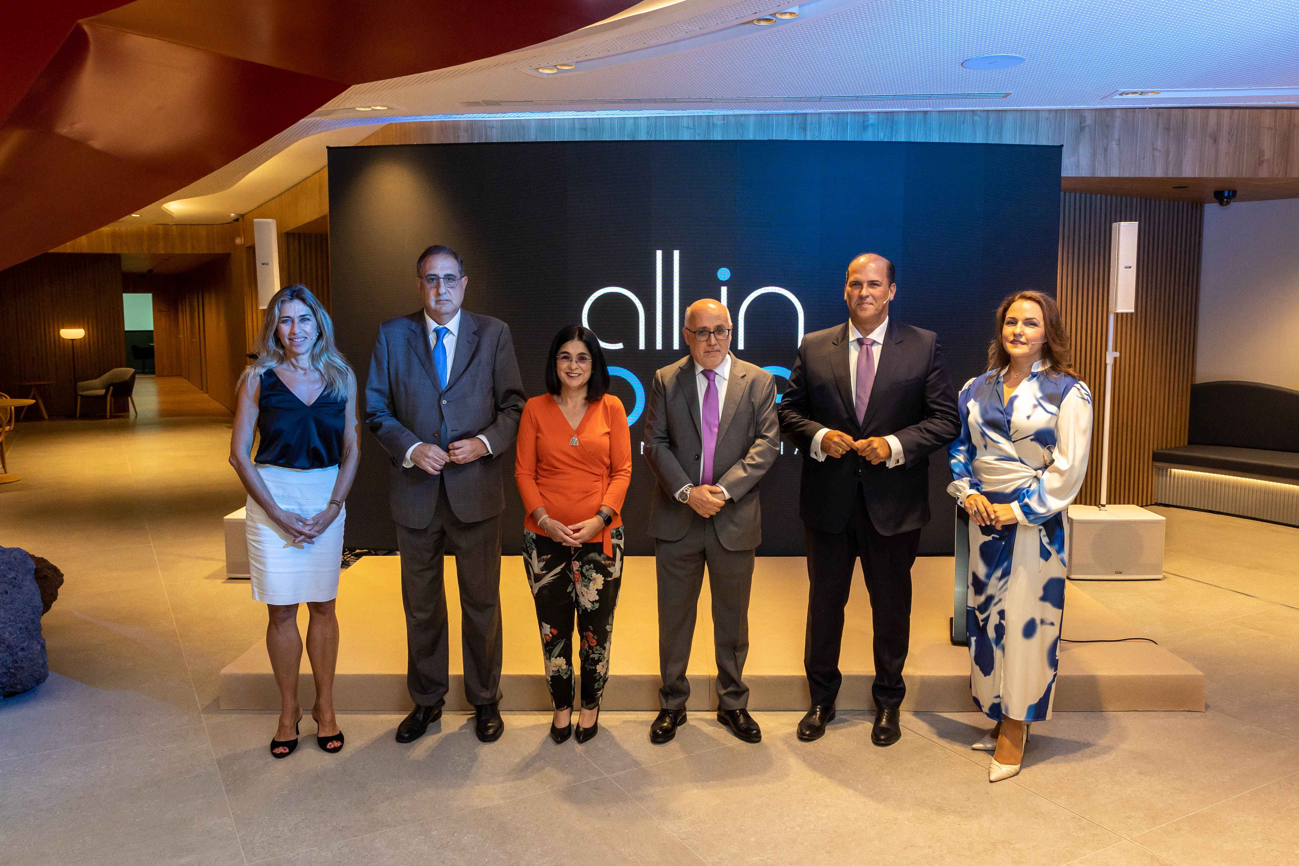 Foto de familia con directivos de CaixaBank y autoridades durante la inauguración de la all in one Gran Canaria.