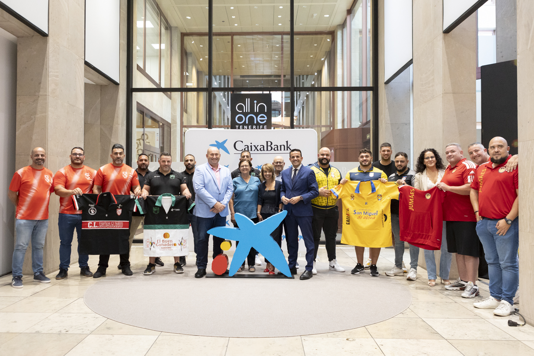 Directivos de CaixaBank y de la Federación de Lucha Canaria de Tenerife, junto a representantes de los equipos que disputarán la Supercopa de Primera y Segunda este fin de semana.