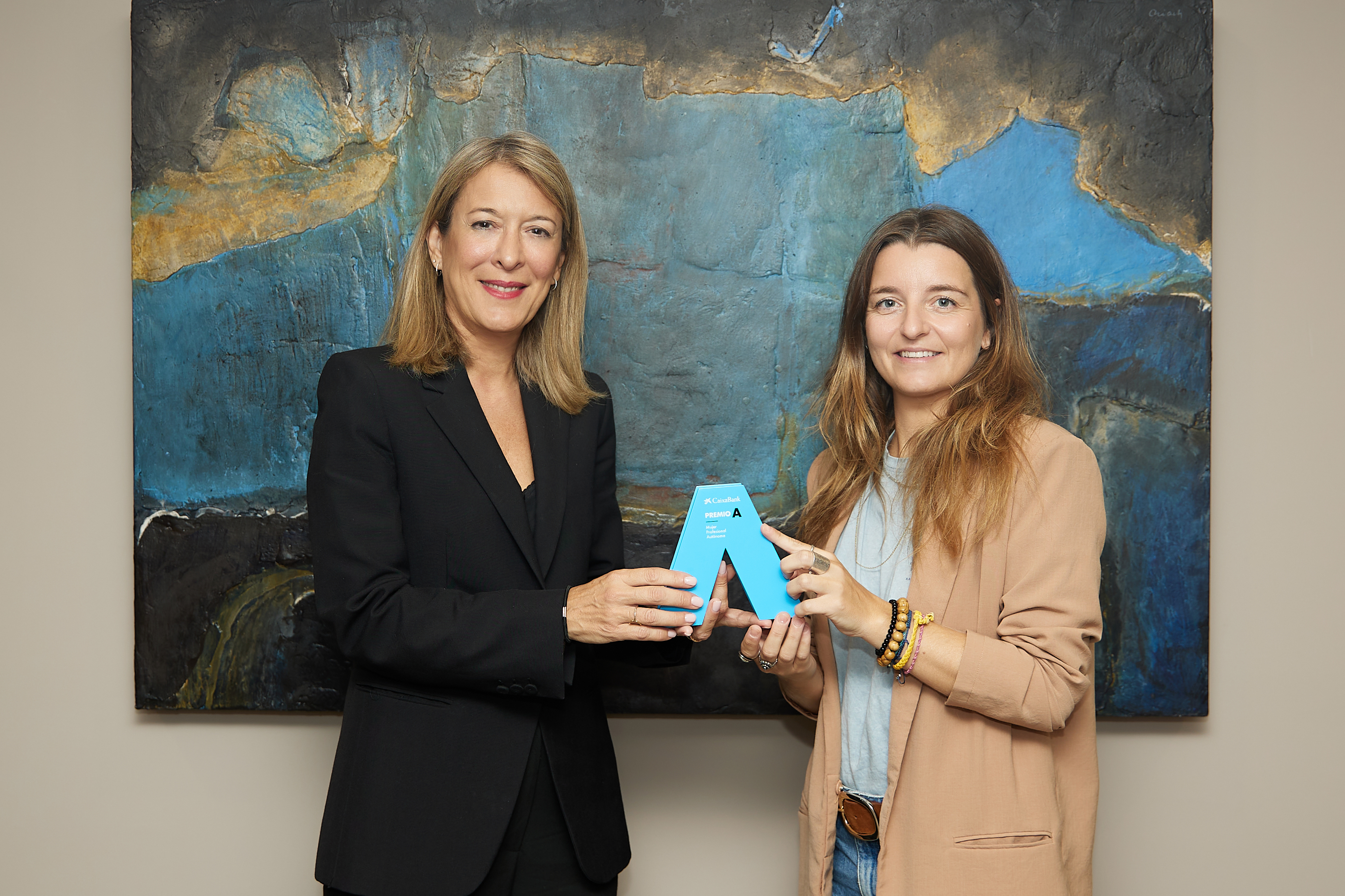 María Cruz Rivera, directora territorial de CaixaBank en Baleares y Cristina Ballester, ganadora del Premio A 'Mujer Profesional Autónoma' en Baleares
