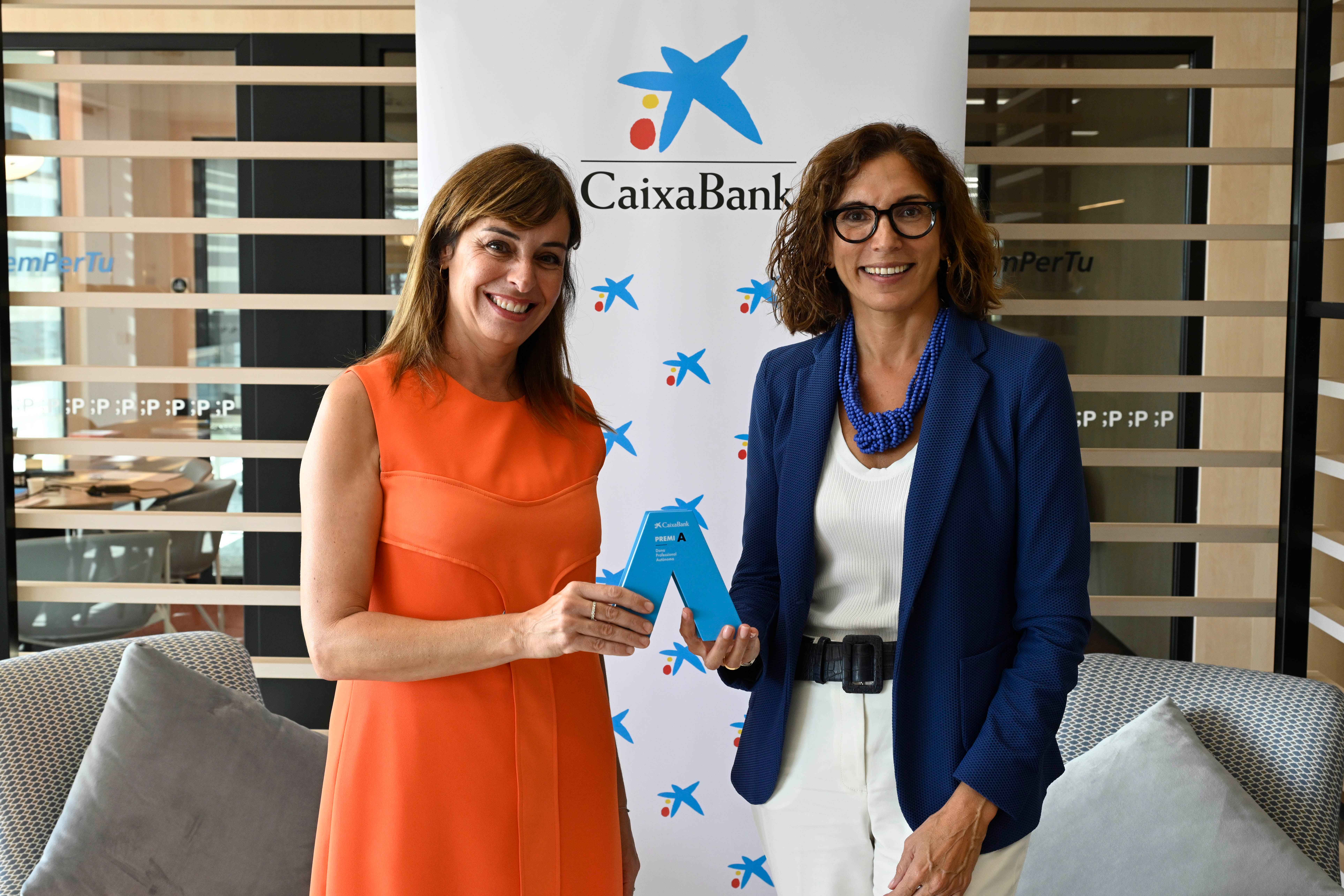 Sonia Almela (Me and Me Cosmetics) i Maria Alsina (directora territorial de Barcelona de CaixaBank).