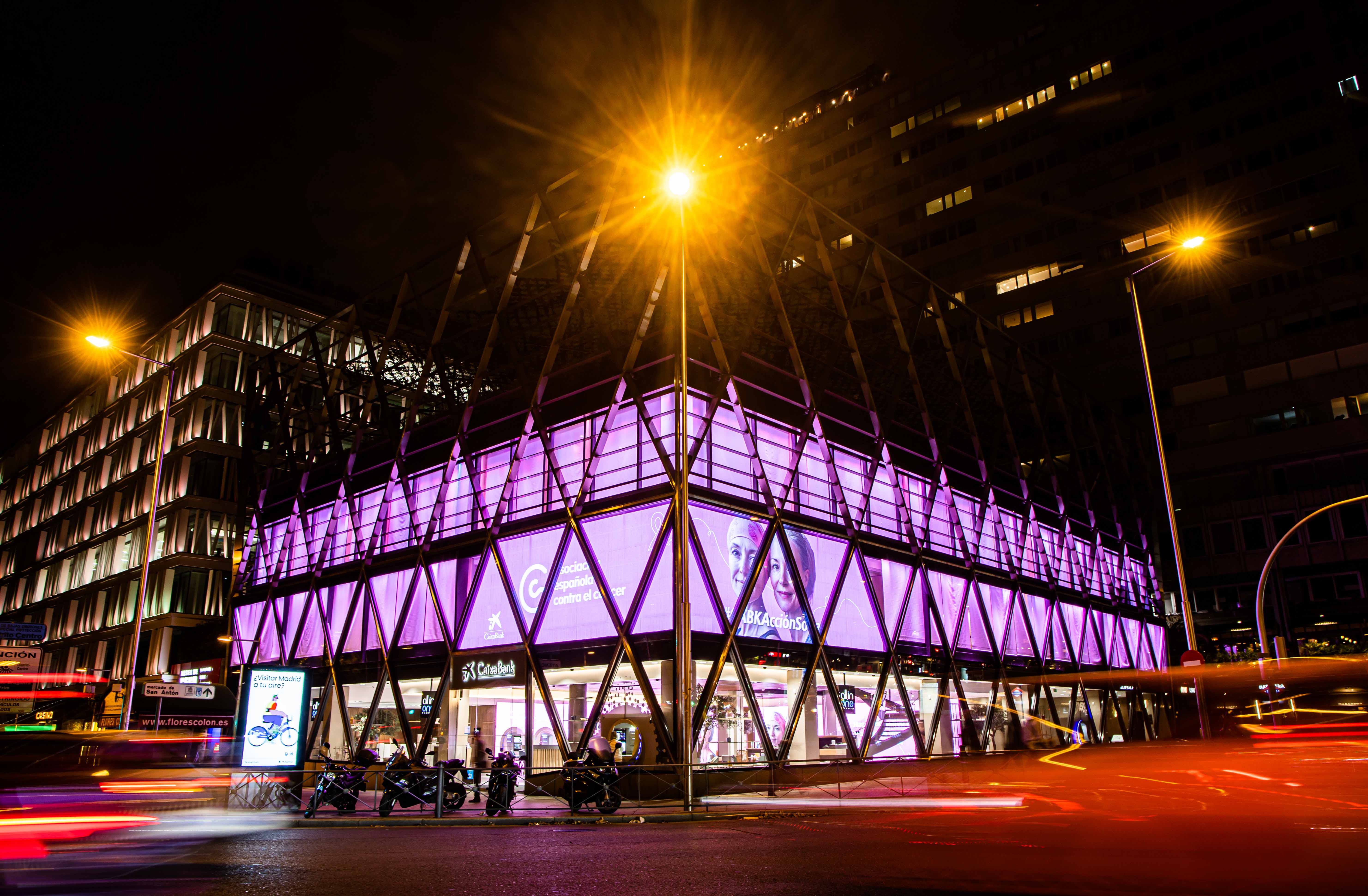 Imagen de la oficina ‘all in one’ de Madrid iluminada de rosa con motivo de la campaña contra el cáncer de mama.