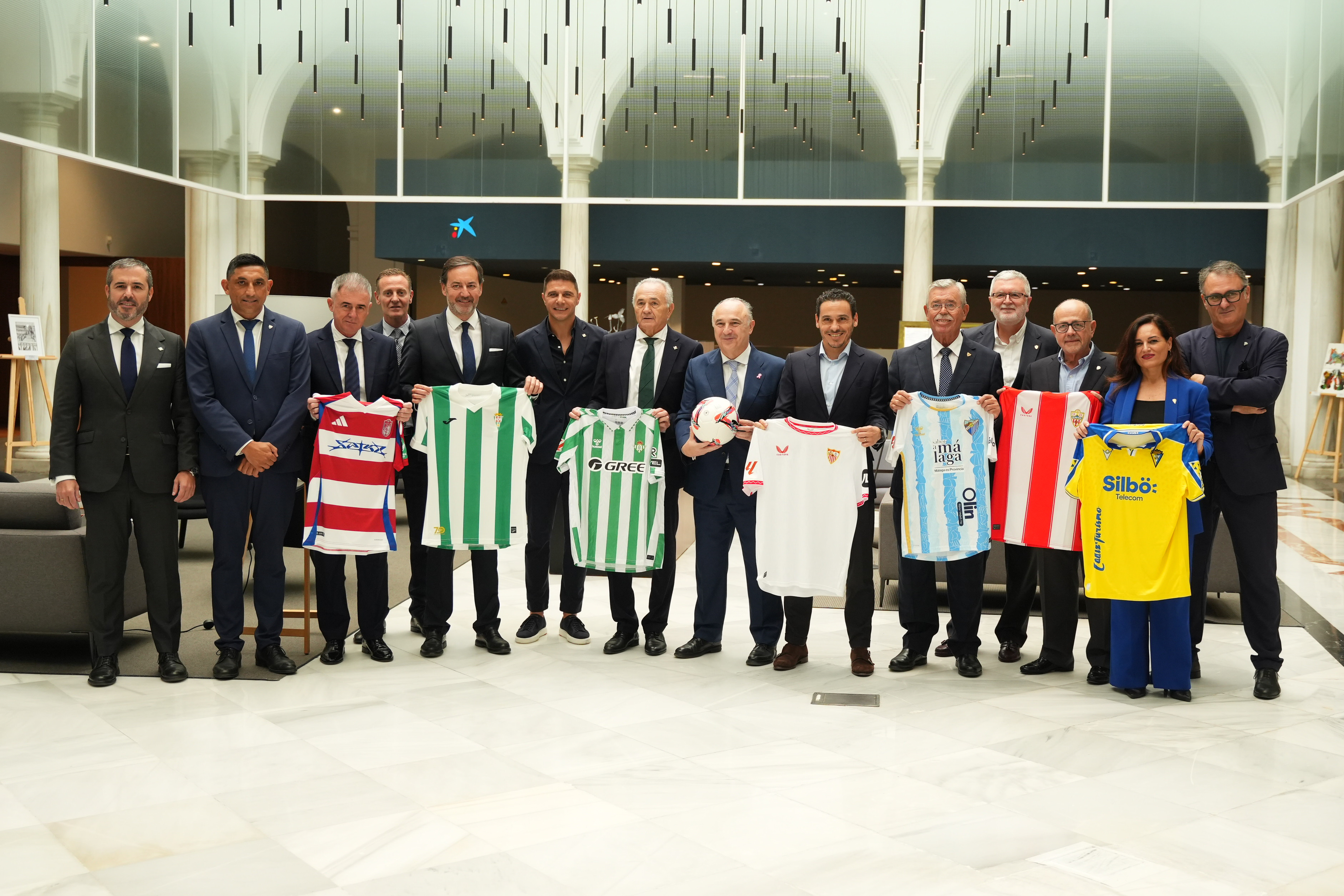 De izquierda a derecha: Julio Jiménez, Basti, Lucas Alcaraz, Rafael Ruiz, Antonio Fernández Monterrubio, Joaquín, Gordillo, Juan Ignacio Zafra, José María Del Nido Carrasco, Francisco Martín, José Juan Bonillo, Mariano Blanco, Montserrat Median y Raúl Vizcaíno.