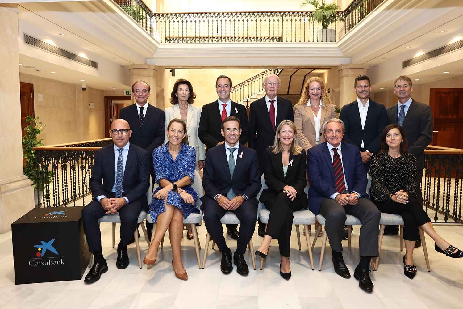 (De izda. a dcha.): De pie: Vicente Fenollar, Carmen Planas, Gonzalo Gortázar, José Francisco Conrado de Villalonga, Corina Graff, Othman Ktiri, Marcos Marí. Sentados: Juan Manuel Costa, Encarna Piñero, Jaume Masana, María Cruz Rivera, José Díaz Montañés, Lina Mascaró.