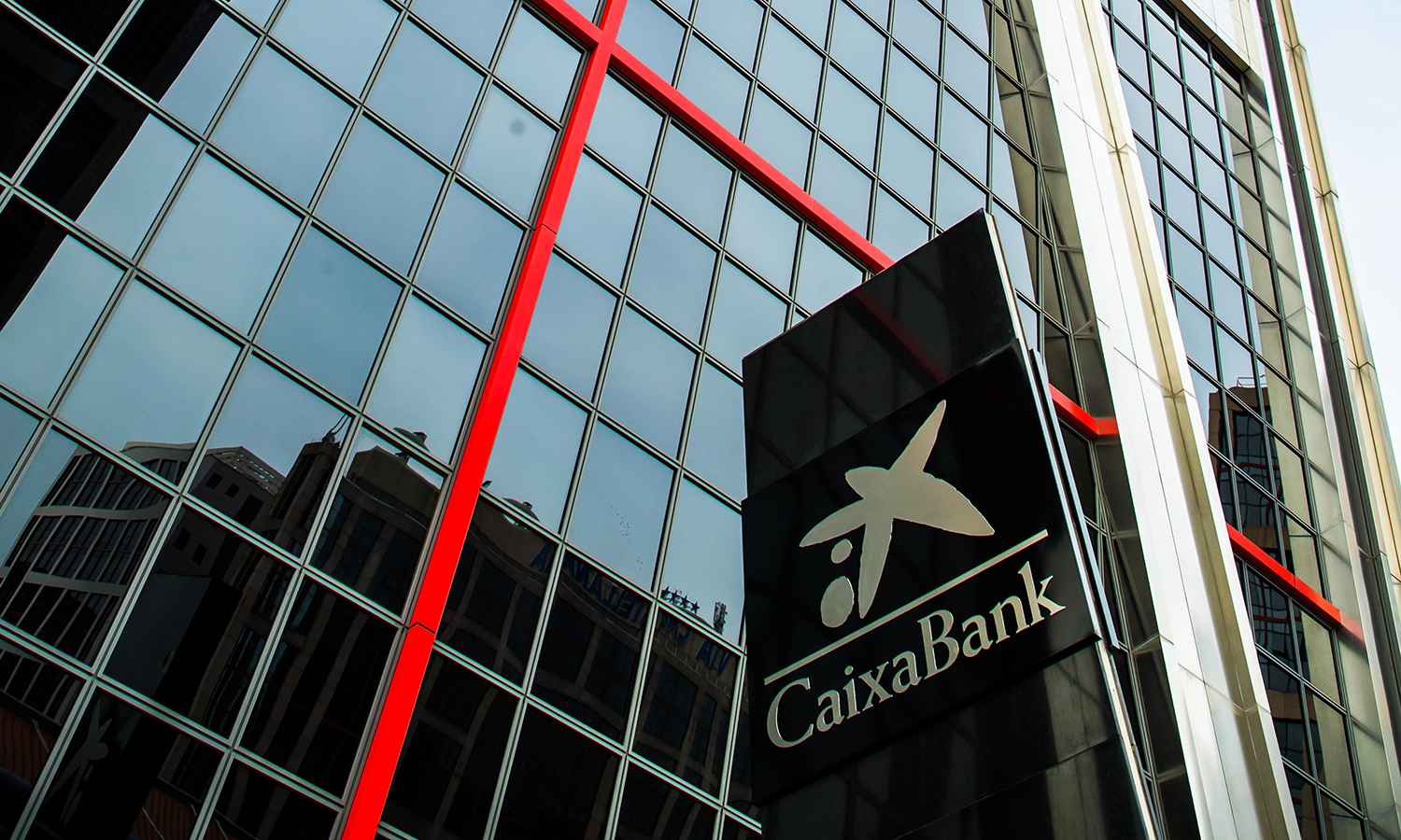 CaixaBank y Apple sellan una alianza para mejorar la experiencia de cliente.