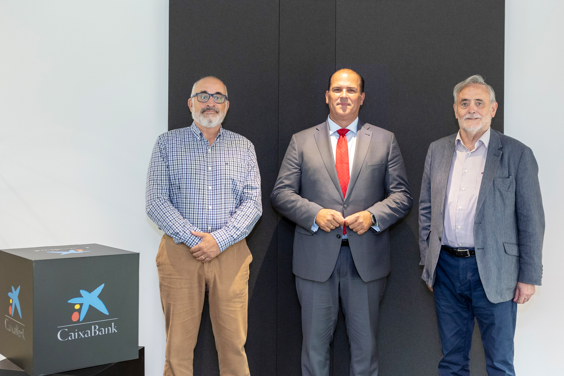 De izq. a dcha.: David Cova, Manuel Afonso y José Gómez Soliño durante la presentación del acuerdo.