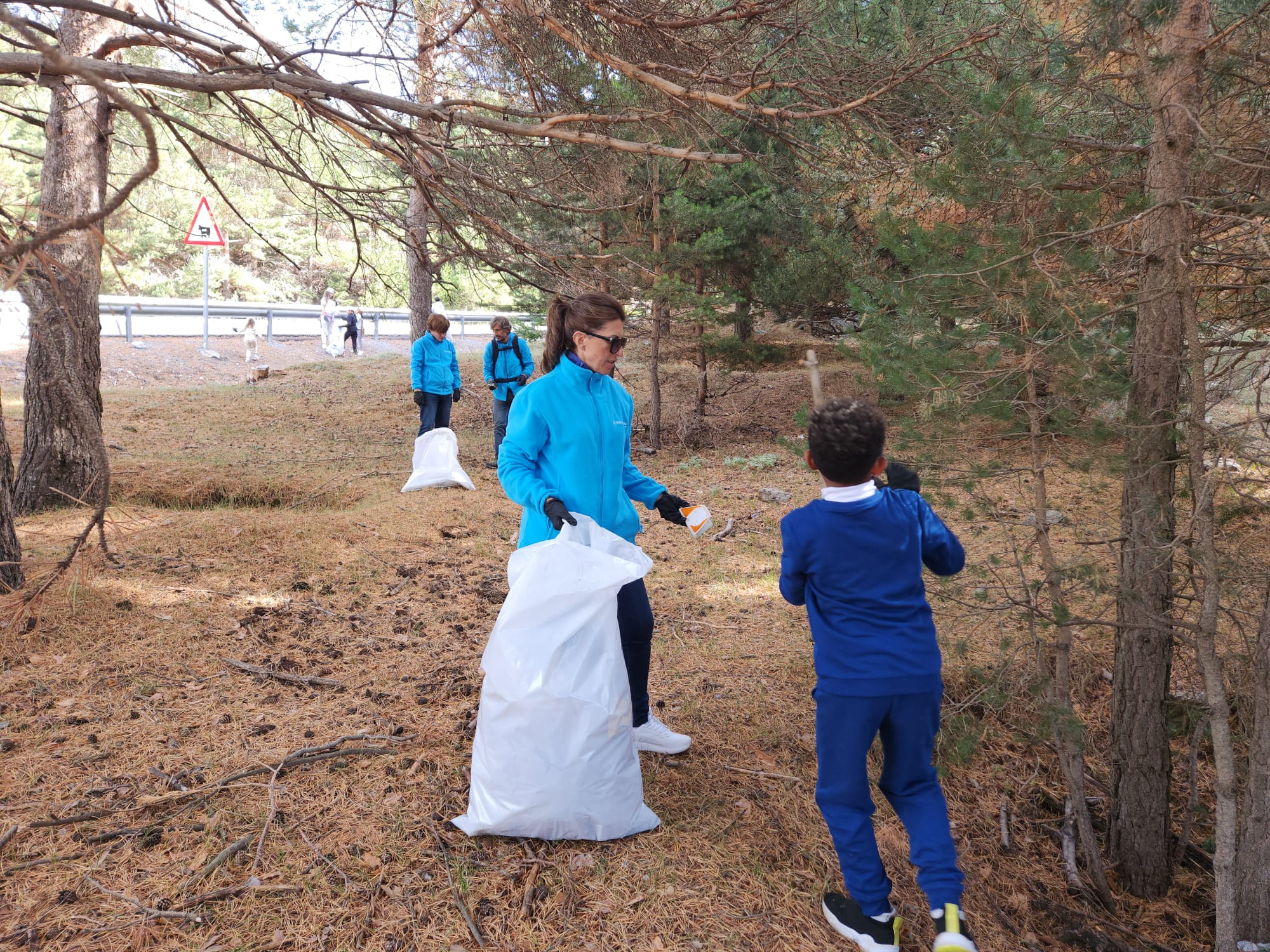 Amigos de Almanyajar y Cartuja y Voluntarios CaixaBank este domingo en Sierra Nevada.