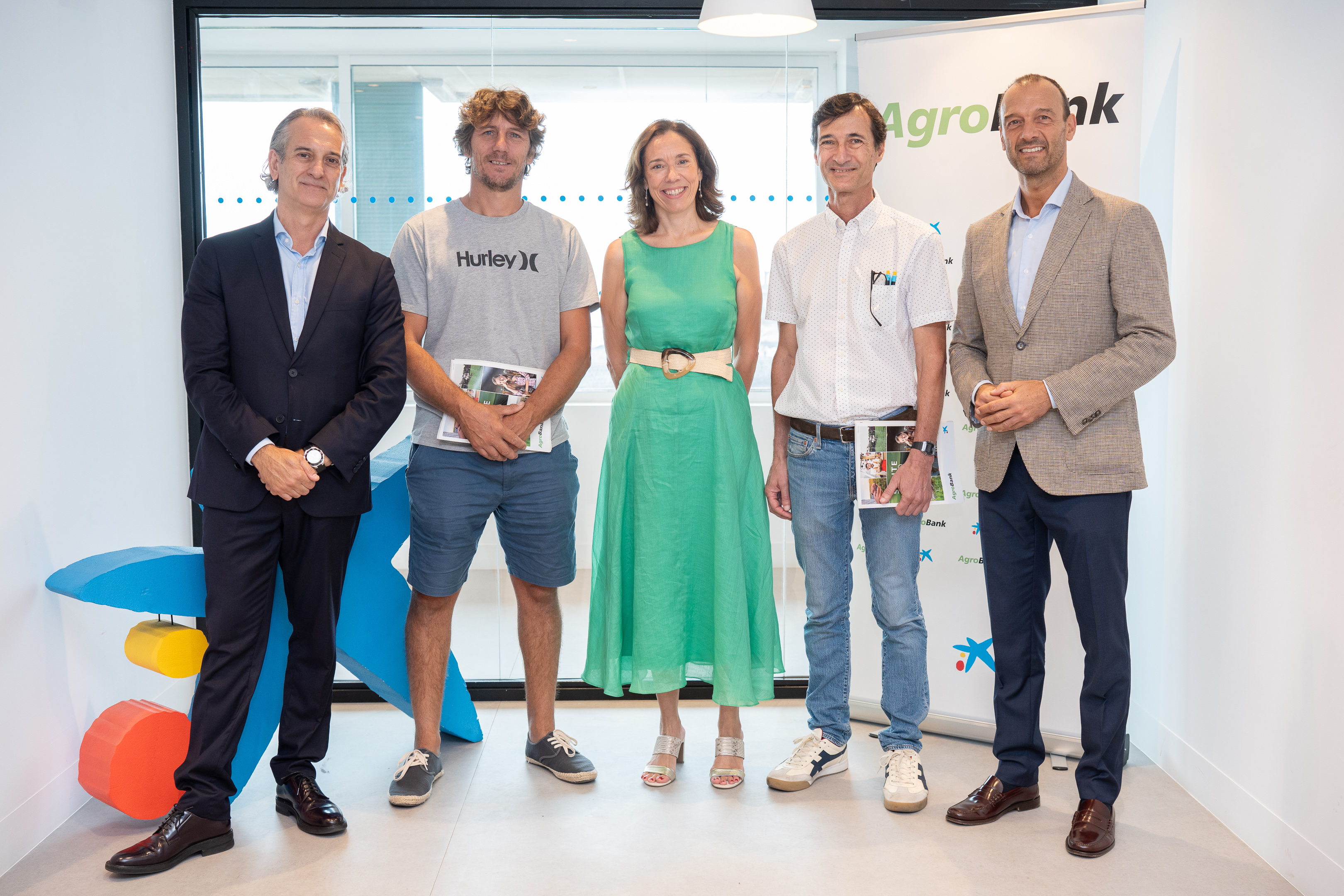 Representantes de CaixaBank y de las cofradías de pescadores de San Ginés y La Tiñosa durante la firma de ambos acuerdos.