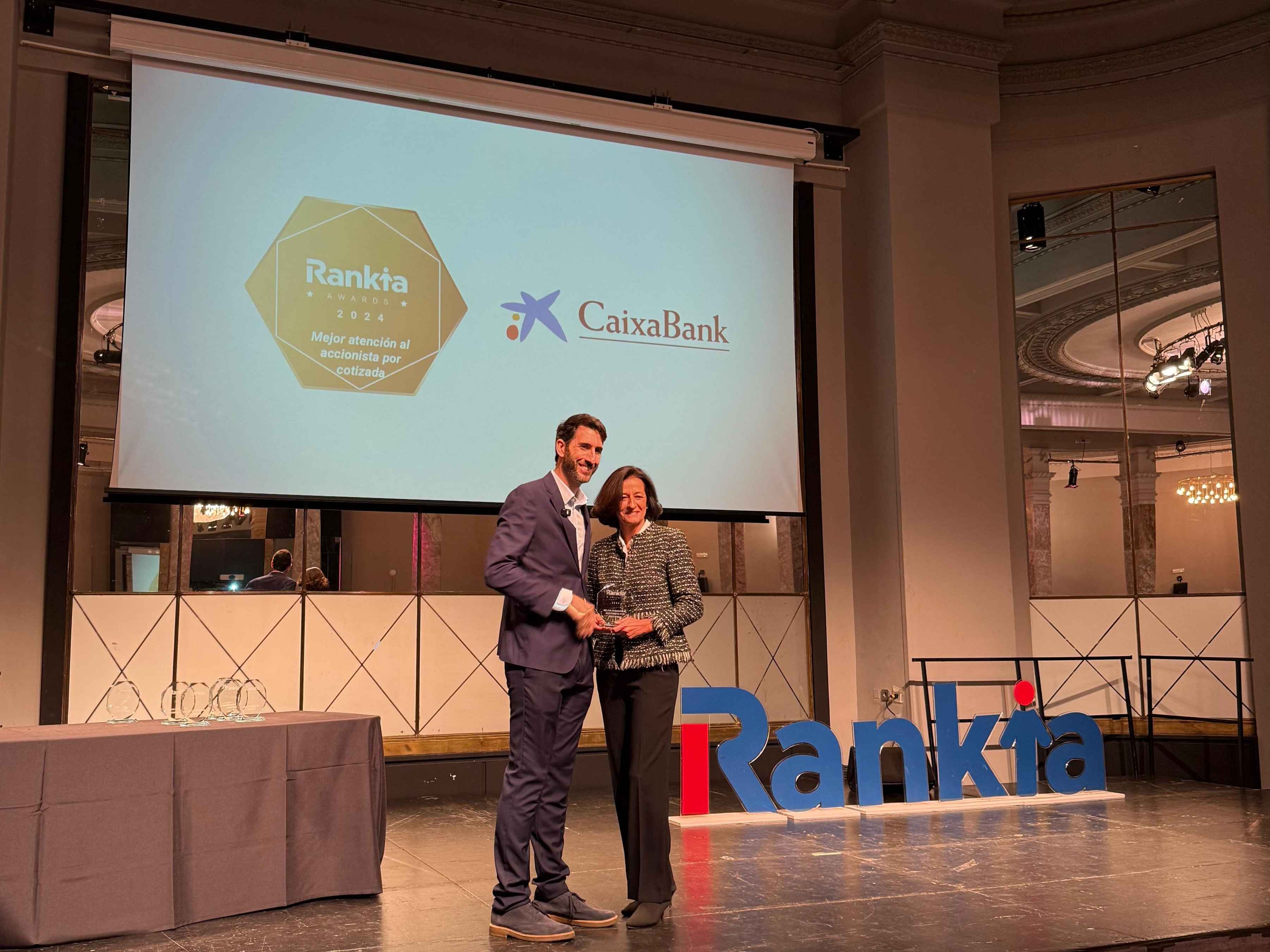 María Gracia Moreno (CaixaBank) recull el premi ‘Millor Atenció a l’Accionista per cotitzada’  als Premis Rankia 2024.