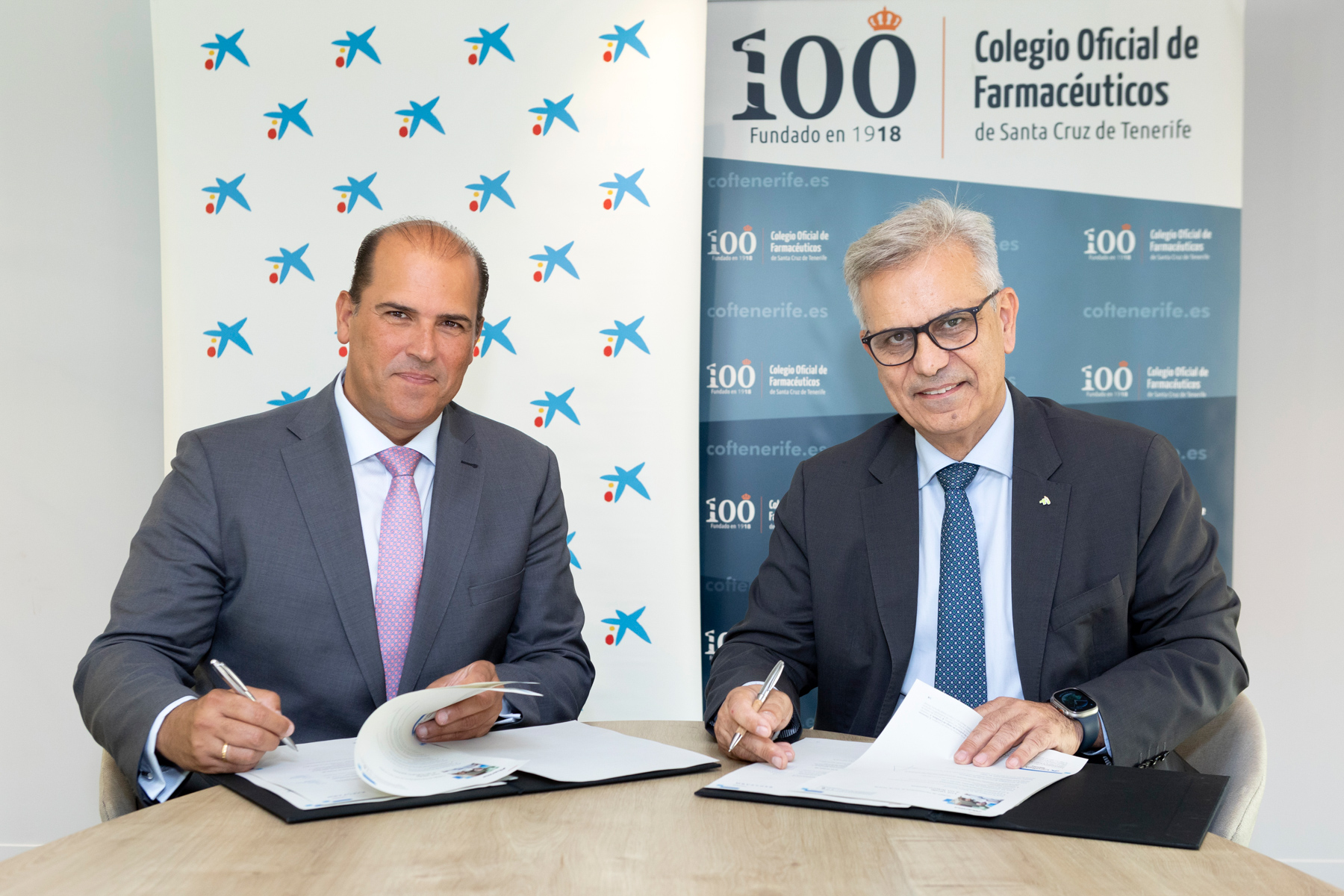 De izq. a dcha.: Manuel Afonso, director territorial de CaixaBank en Canarias, y Manuel Ángel Galván, presidente del Colegio de Farmacéuticos de Santa Cruz de Tenerife.