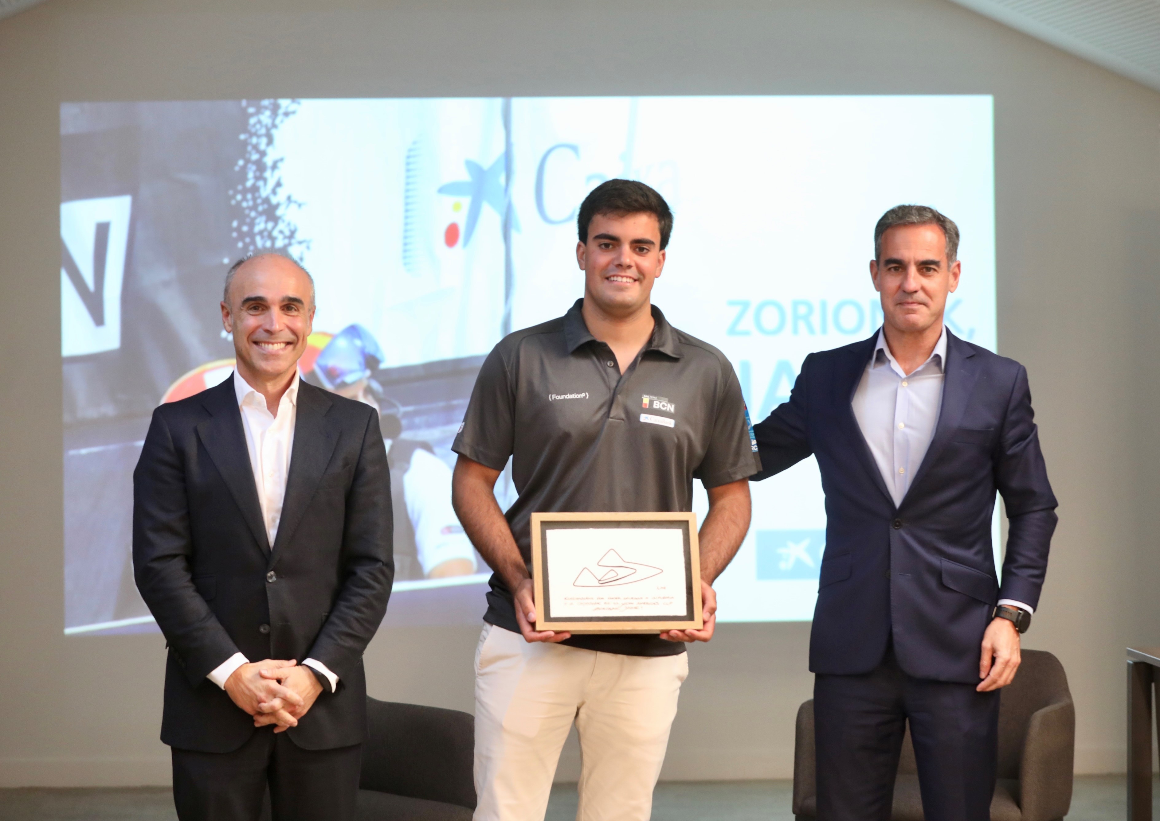 Ángel Garabieta, director comercial de CaixaBank en Euskadi; Jaime Framis, regatista del Sail Team BCN; y Emilio Cuadrado, director de área de negocio de CaixaBank en Donostialdea