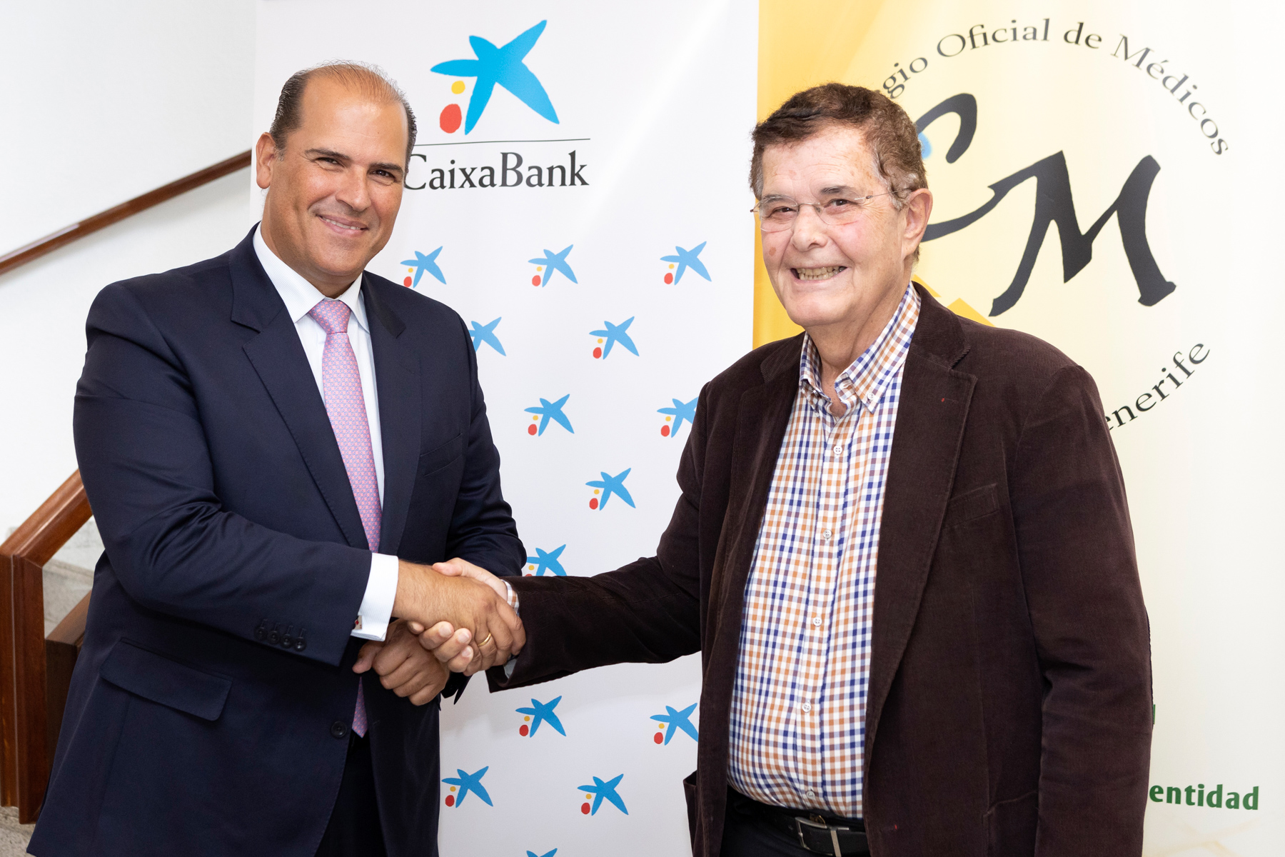 De izq. a dcha.: Manuel Afonso, director territorial de CaixaBank en Canarias, y Rodrigo J. Martín, presidente del Colegio de Médicos de Santa Cruz de Tenerife.
