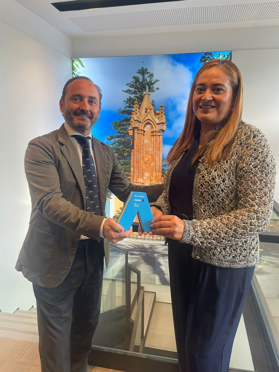 Francisco Javier Garrido-Arroquia, director de Área de Negocio de CaixaBank en Ceuta, Melilla y Málaga Interior, con la ganadora Premio Mujer A en Andalucía Ceuta y Melilla.