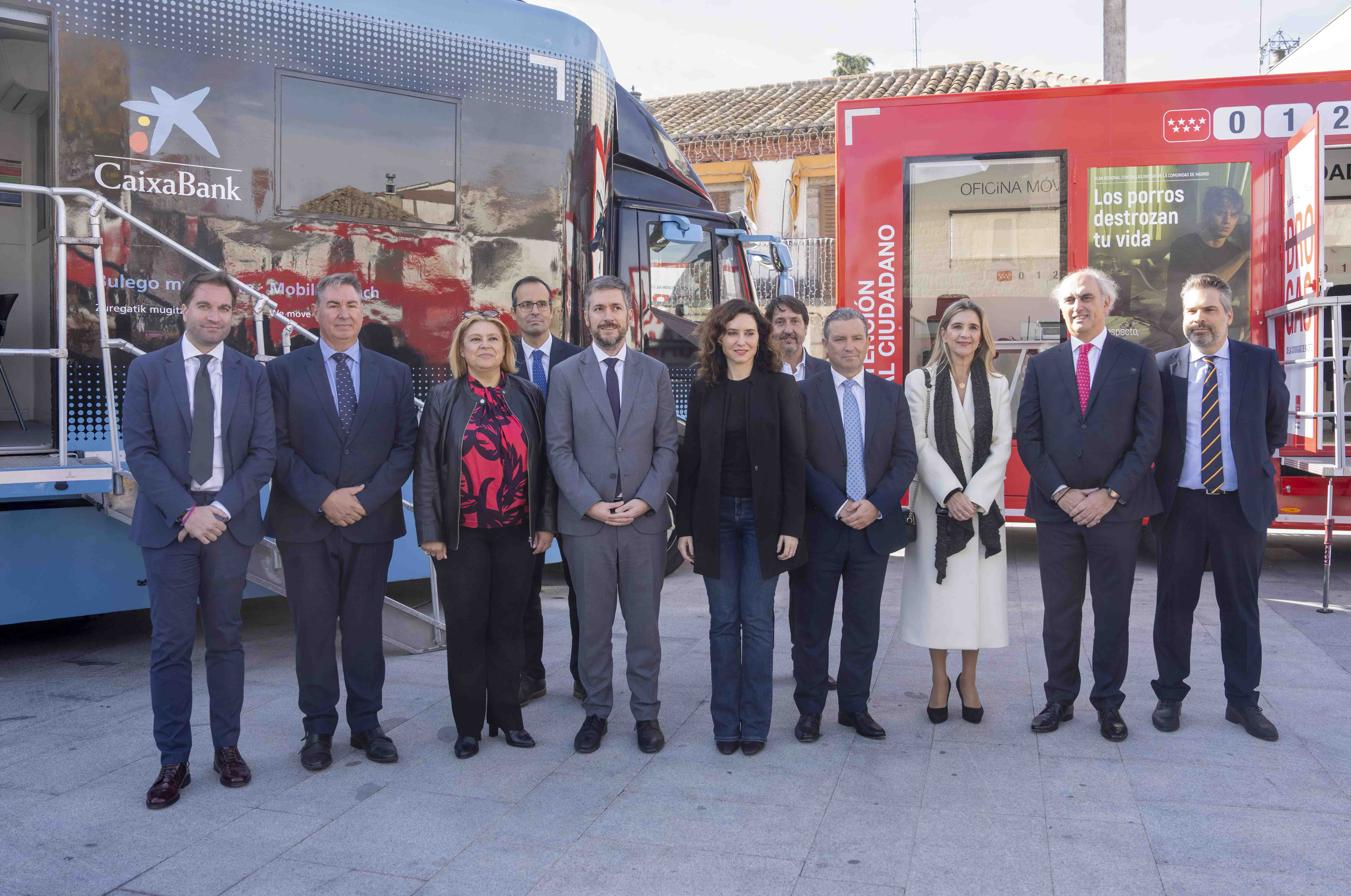 Foto de familia de la presidenta de la Comunidad de Madrid, Isabel Díaz Ayuso; con el director de Instituciones de CaixaBank en Madrid, Juan Antonio Peña (cuarto por la dcha.), en Colmenar del Arroyo.