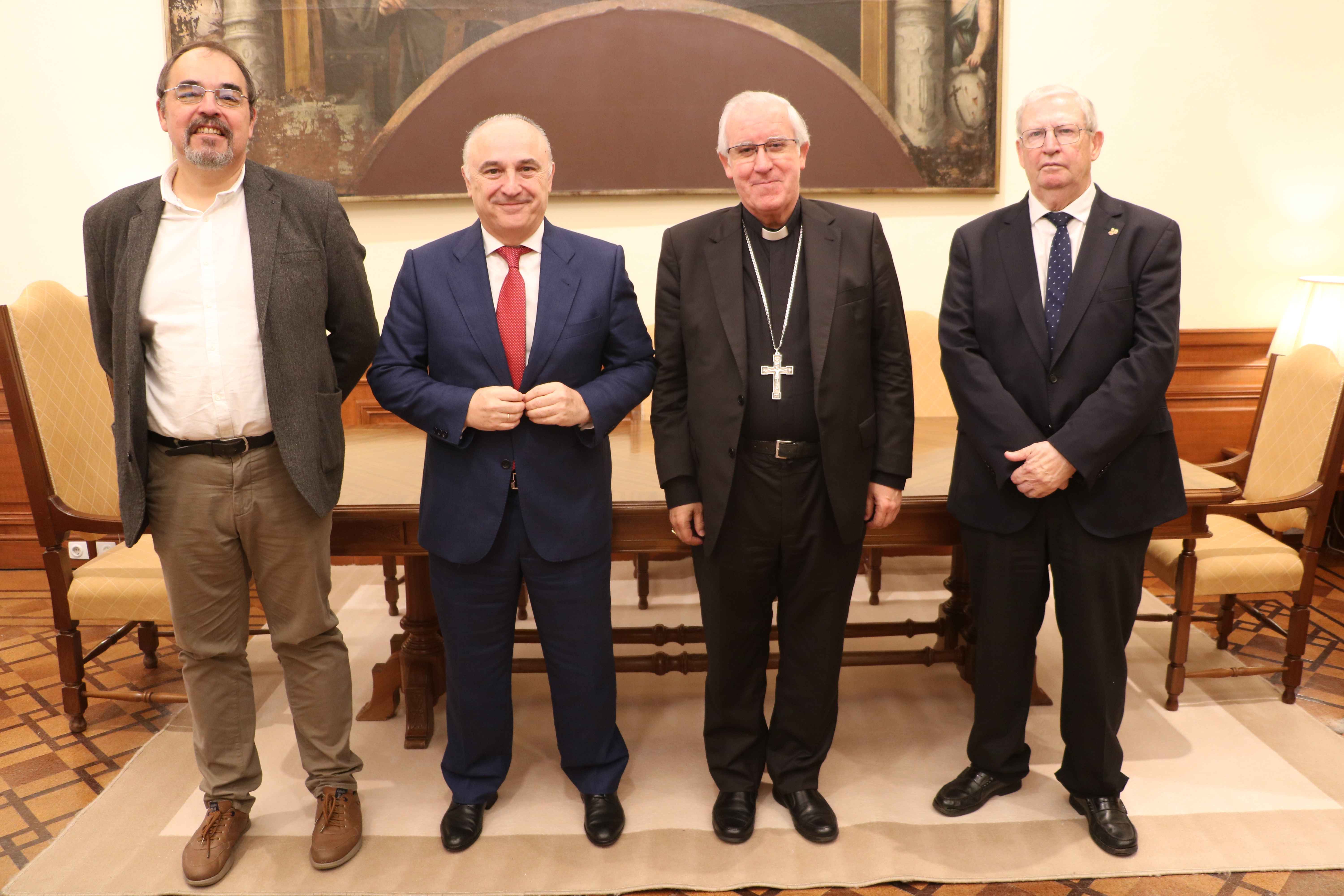 En la imagen, Miguel Ángel Carbajo, director de Cáritas Sevilla; Juan Ignacio Zafra, director territorial de CaixaBank en Andalucía; Jose Angel Saiz Meneses, Arzobispo de Sevilla; y Francisco Vélez, presidente del Consejo de Hermandades y Cofradías de Sevilla.