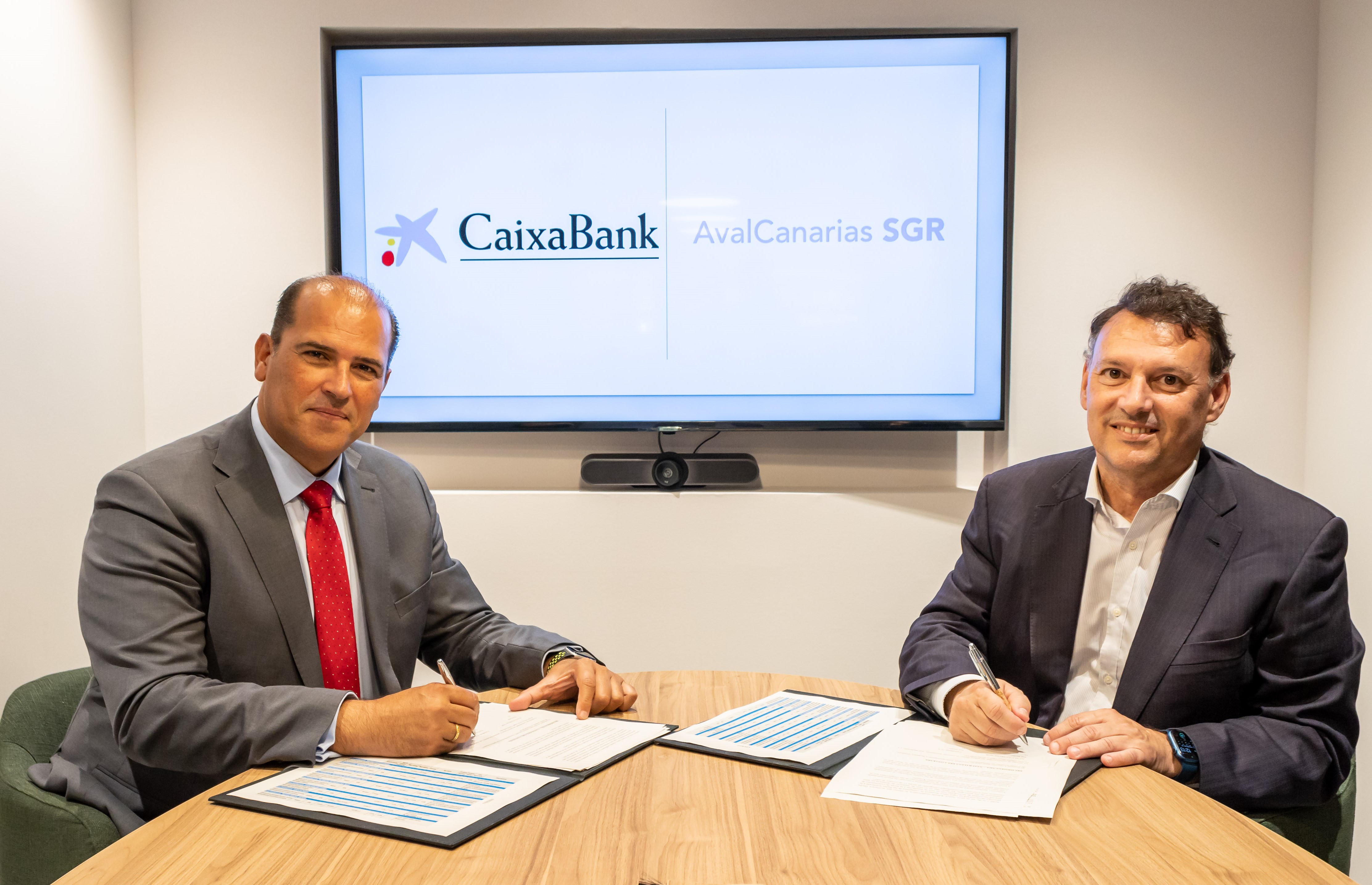 Manuel Afonso, director territorial de CaixaBank en Canarias, y Andrés Calvo, presidente de AvalCanarias SGR.