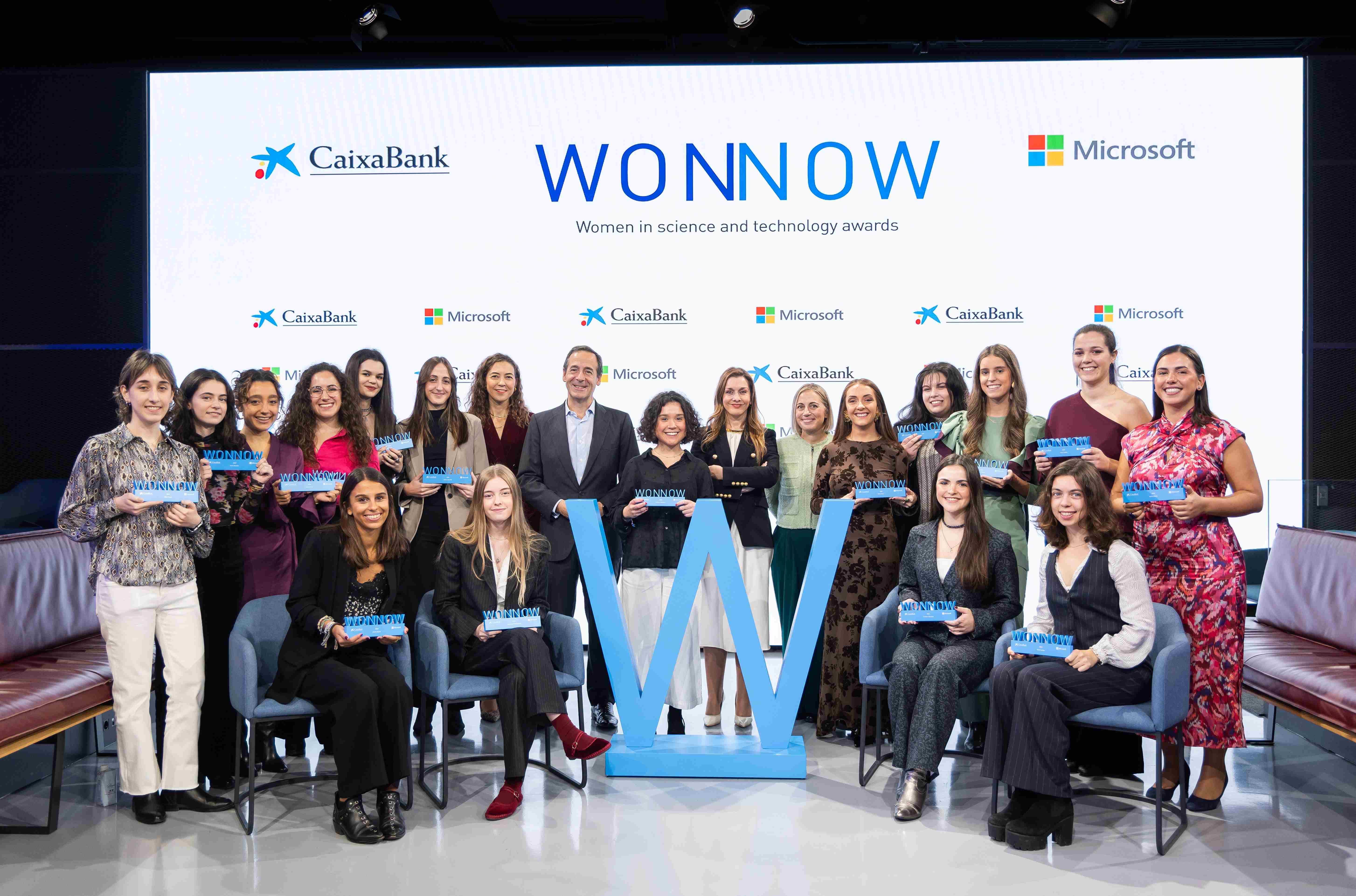 Ganadoras de la 7ª edición de los Premios WONNOW con representantes de CaixaBank y Microsoft.