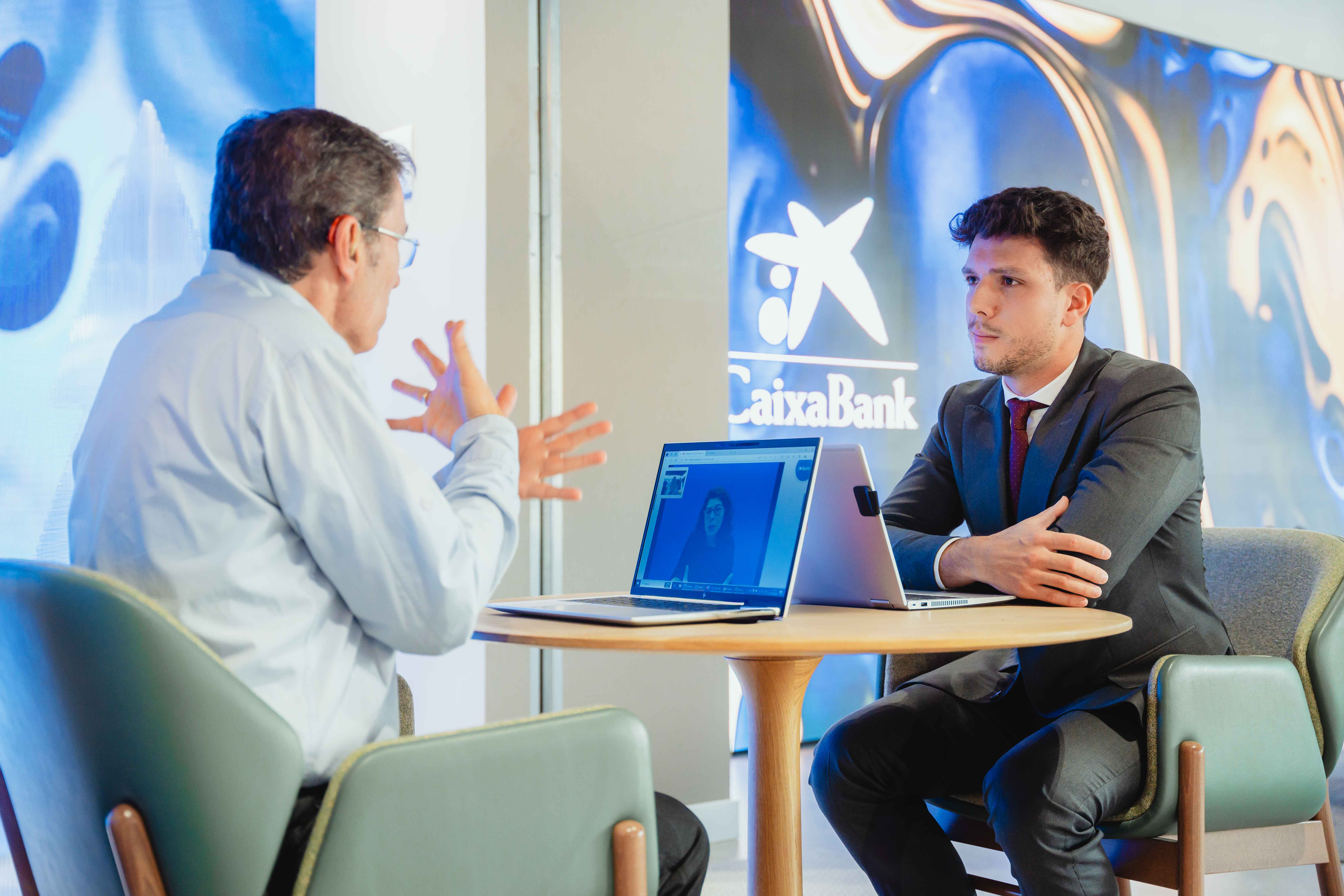 Video interpretation service in sign language in a CaixaBank office.