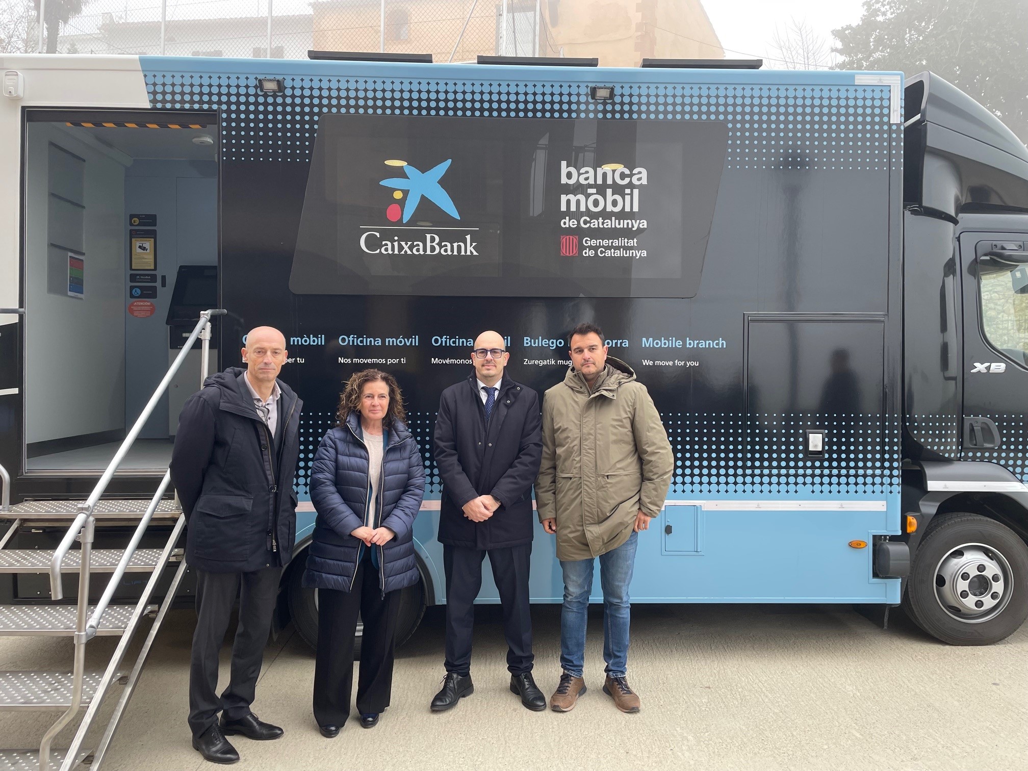 Xavier Monné, director a Lleida de los Servicios de Economia y Finanzas, Silvia Romero, delegada del Gobierno a l’Alt Pirineu i Aran, Geremi Camí, director banca de instituciones de CaixaBank a Lleida, i Joan Puig, alcalde de Peramola.